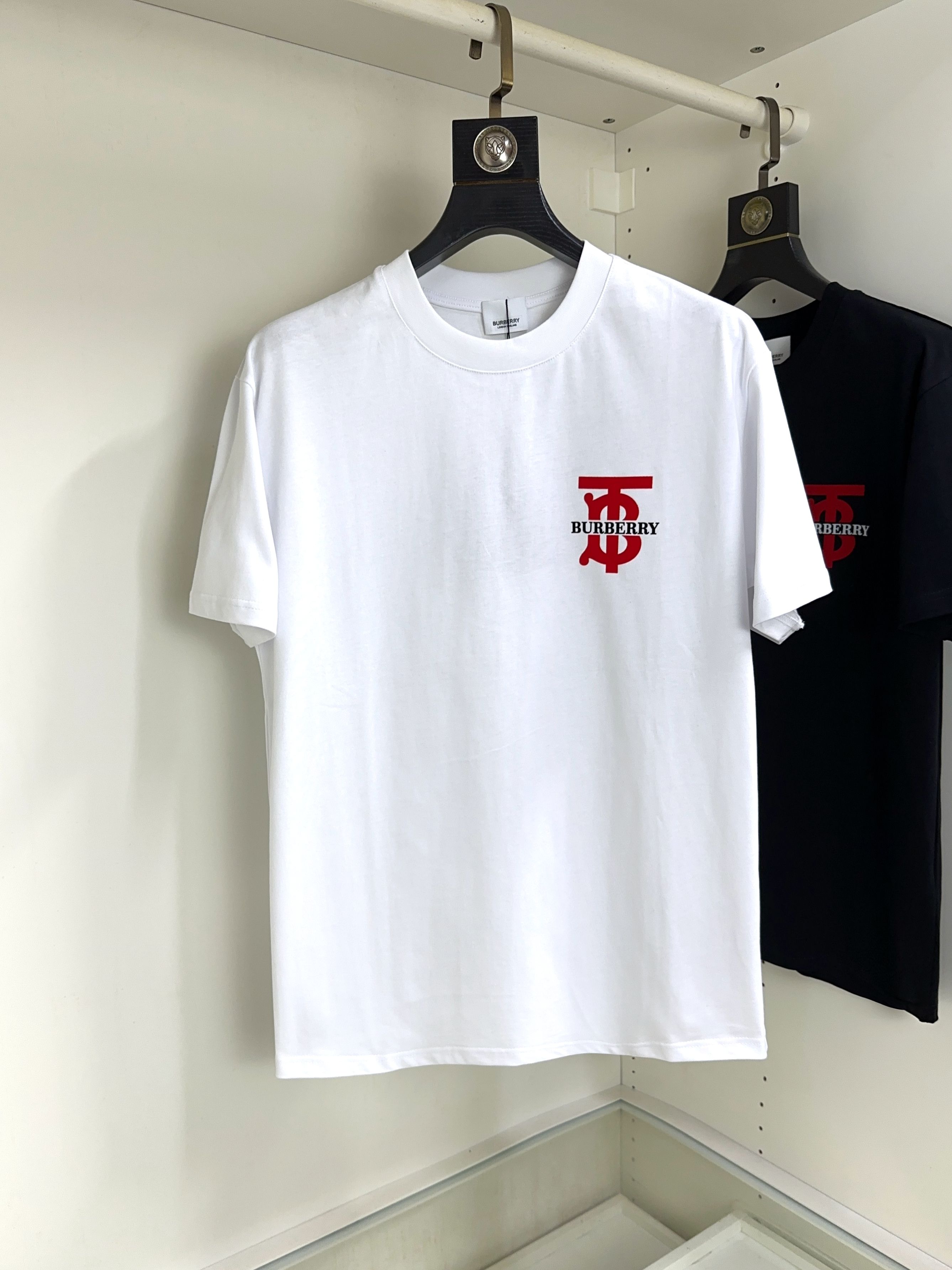 NO:458556,Burberry Top round neck, casual short-sleeved high-end custom versatile style, anyone can easily control it. The fabric is fully customized craftsmanship, the latest logo design of the luxurious classic brand on the chest, which is very high-end and must be entered if you understand the goods!  The style and tailoring are slim styles, which are very exquisite, showing aura and highlighting the exquisiteness of business men. This is the unique feature, the right slim fit, and the upper body effect is very good!  Size S-XL can wear 190 catties, burberry, burberry, T-shirt, alexander wang19860909Burberry 巴宝莉 顶级圆领休闲短袖高级定制百搭款式 任何人都可以轻松驾驭 面料全订制工艺 胸前奢华经典品牌最新logo设计,非常显档次懂货的必须入！版型剪裁属于修身款 非常精致,显气场,又会凸显商务男士的精致,这就是独到之处,恰到好处的修身,上身效果非常赞！尺码S-XL 可穿190斤,,burberry,burberry,T-shirt,alexander wang,Men's clothing