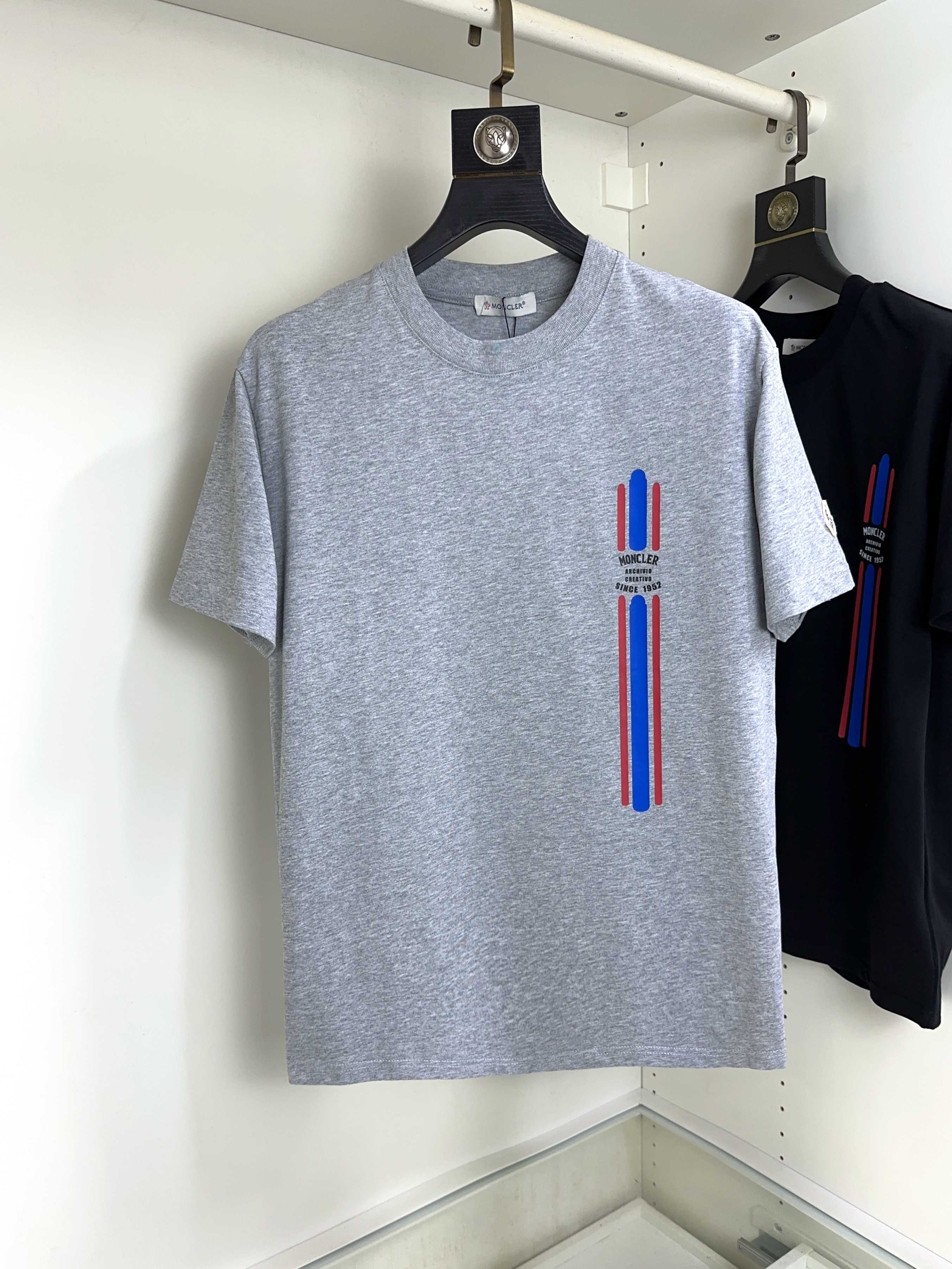 NO:520082,Moncler masked top round neck casual short sleeve high-end custom versatile styles that anyone can easily control. The fabric is fully customized craftsmanship, the latest logo design of the luxurious classic brand on the chest, which is very high-end and must be entered if you understand the goods!  The style and tailoring are slim styles, which are very exquisite, showing aura and highlighting the exquisiteness of business men. This is the unique feature, the right slim fit, and the upper body effect is very good!  Size S-XL can wear 190 catties, Moncler, T-shirt, alexander wang19860909Moncler 蒙口 顶级圆领休闲短袖高级定制百搭款式 任何人都可以轻松驾驭 面料全订制工艺 胸前奢华经典品牌最新logo设计,非常显档次懂货的必须入！版型剪裁属于修身款 非常精致,显气场,又会凸显商务男士的精致,这就是独到之处,恰到好处的修身,上身效果非常赞！尺码S-XL 可穿190斤,,Moncler,T-shirt,alexander wang,Men's clothing