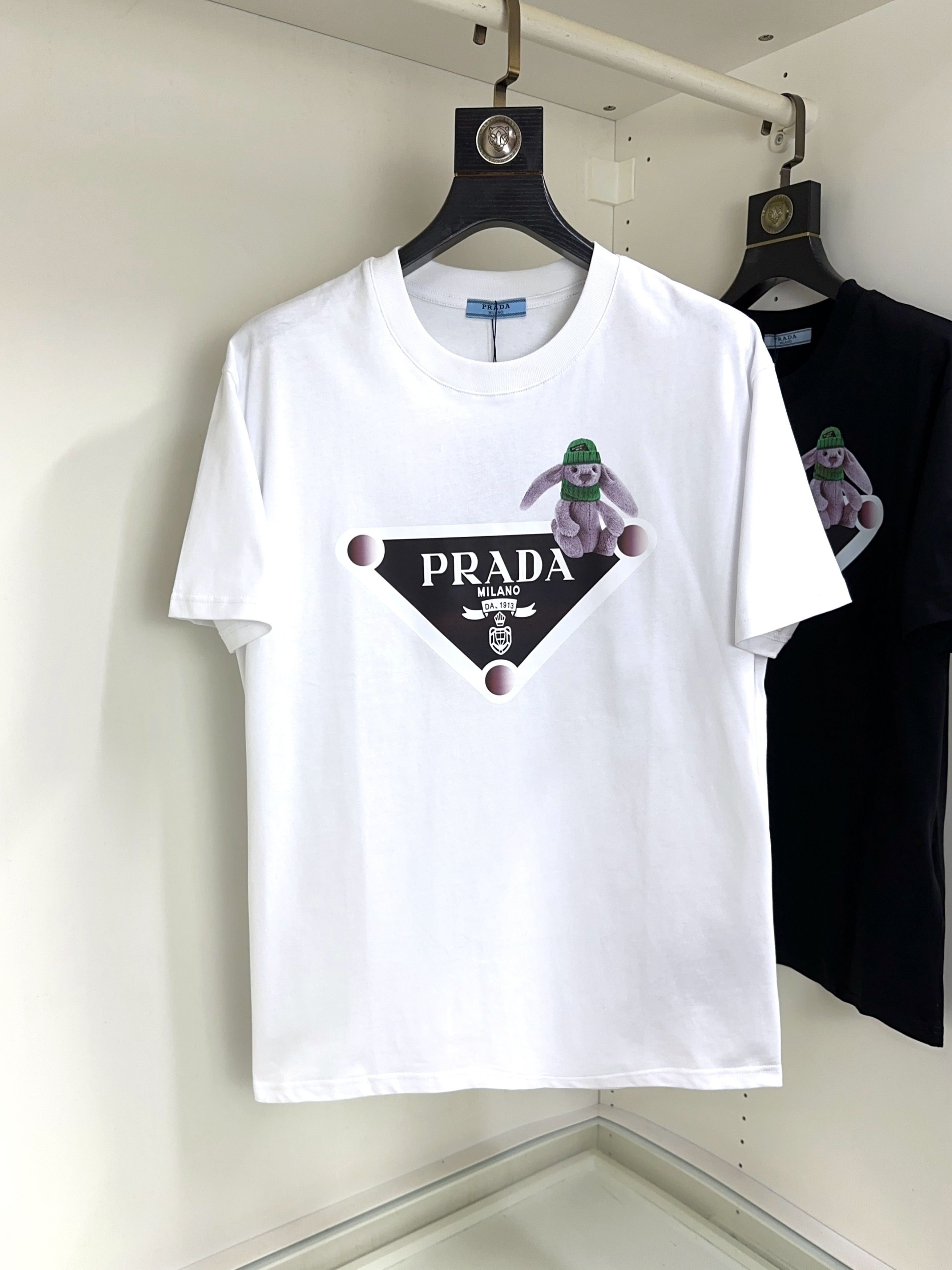 NO:518782,Prada Top round neck, casual short-sleeved high-end custom versatile styles, anyone can easily control the fabric, fully customized craftsmanship, the latest logo design of luxury classic brand on the chest, very high-end, those who understand goods must enter!  The style and tailoring are slim styles, which are very exquisite, showing aura and highlighting the exquisiteness of business men. This is the unique feature, the right slim fit, and the upper body effect is very good!  Size S-XL can wear 190 catties, prada, prada, T-shirt, alexander wang19860909Prada 普拉达 顶级圆领休闲短袖高级定制百搭款式 任何人都可以轻松驾驭 面料全订制工艺 胸前奢华经典品牌最新logo设计,非常显档次懂货的必须入！版型剪裁属于修身款 非常精致,显气场,又会凸显商务男士的精致,这就是独到之处,恰到好处的修身,上身效果非常赞！尺码S-XL 可穿190斤,,prada,prada,T-shirt,alexander wang,Men's clothing