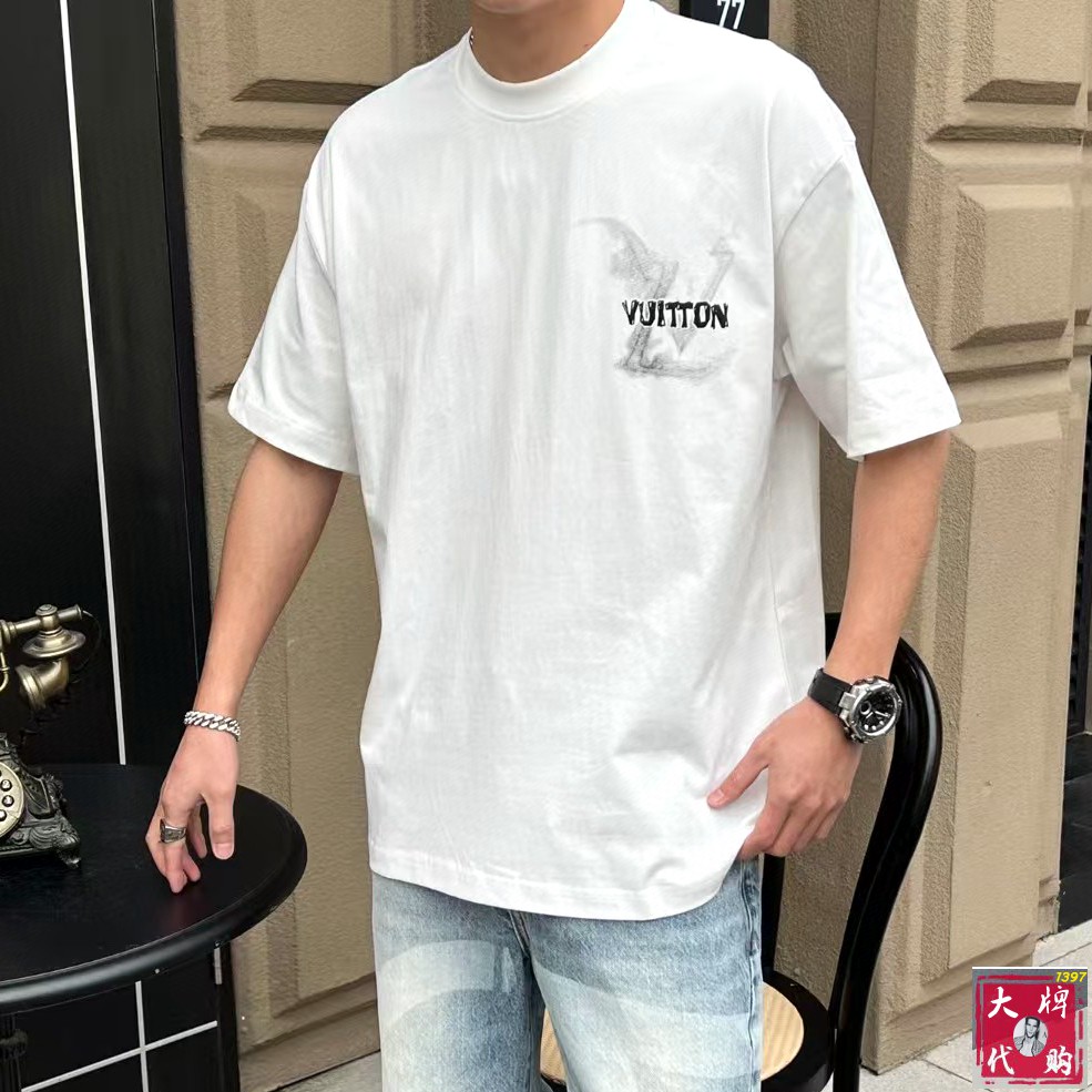 NO:443134,LV Louis Vuitton Fat Brother Gospel XL wears 200 catties, top-quality round neck, casual short-sleeved high-end custom versatile style, anyone can easily control it, full custom fabric craftsmanship, the latest logo design of the luxurious classic brand on the chest, very high-end, those who understand goods must enter!  The style and tailoring are slim styles, which are very exquisite, showing aura and highlighting the exquisiteness of business men. This is the unique feature, just right slim fit, and the upper body effect is very good!  Size XS-XL (counter code is equivalent to M-3XL), louis vuitton,louis vuitton,t-shirt,alexander wang19860909LV 路易威登 胖哥福音XL穿200斤 顶级圆领休闲短袖高级定制百搭款式 任何人都可以轻松驾驭 面料全订制工艺 胸前奢华经典品牌最新logo设计,非常显档次懂货的必须入！版型剪裁属于修身款 非常精致,显气场,又会凸显商务男士的精致,这就是独到之处,恰到好处的修身,上身效果非常赞！尺码XS-XL（专柜码等同M-3XL）,,louis vuitton,louis vuitton,T-shirt,alexander wang,Men's clothing