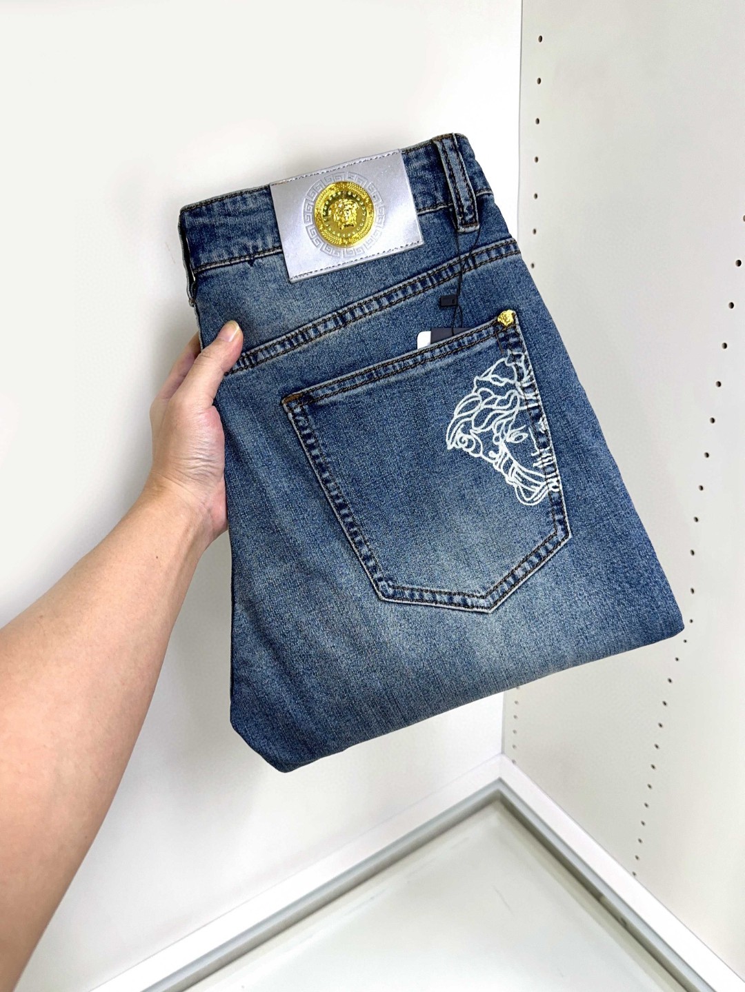 NO:443110,Versace The hot products are coming, new models and new products are available for sale in the counter. The original jeans in physical stores are already 1:1 good products for the original jeans in all ages. The highest version of the imported European fabric in the market is comfortable, soft and skin-friendly, with super cool and fashionable and versatile upper body effect, straight and stylish, a must-have for the wardrobe!  Suitable for any occasion Size 29-40, versace, versace, jeans, alexander wang19860909Versace 范思哲 爆款来袭 新款新品 专柜有售 实体店已极品牛仔裤专柜原版1:1好货,适合各个年龄段.市场最高版本的欧洲进口面料.舒适柔软亲肤,上身效果超级棒时尚百搭,笔挺有型,衣橱必备！适合任何场合穿着 尺码29-40,,versace,versace,jeans,alexander wang,Men's clothing