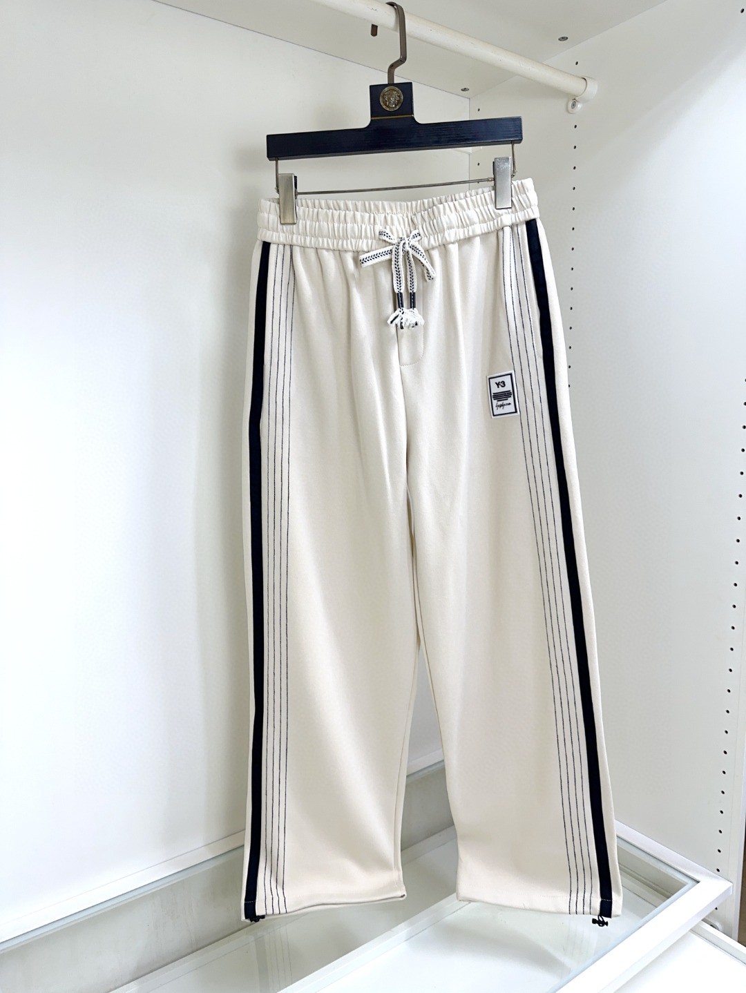 NO:472717,Y-3 2025 spring and summer new elastic strap casual pants!  The official website is released simultaneously. The brand's classic LOGO casual pants, customized fabric, excellent comfort, strong hand touch. Extremely recognizable, perfect quality craftsmanship. Size M-3XL, alexander wang19860909Y-3 2025春夏款新款松紧带休闲裤！官网同步发售.品牌经典LOGO休闲裤 ,定制面料,舒适度极好,手触感强烈.辨识度极高,完美品相工艺. 尺码M-3XL,,alexander wang,Men's clothing