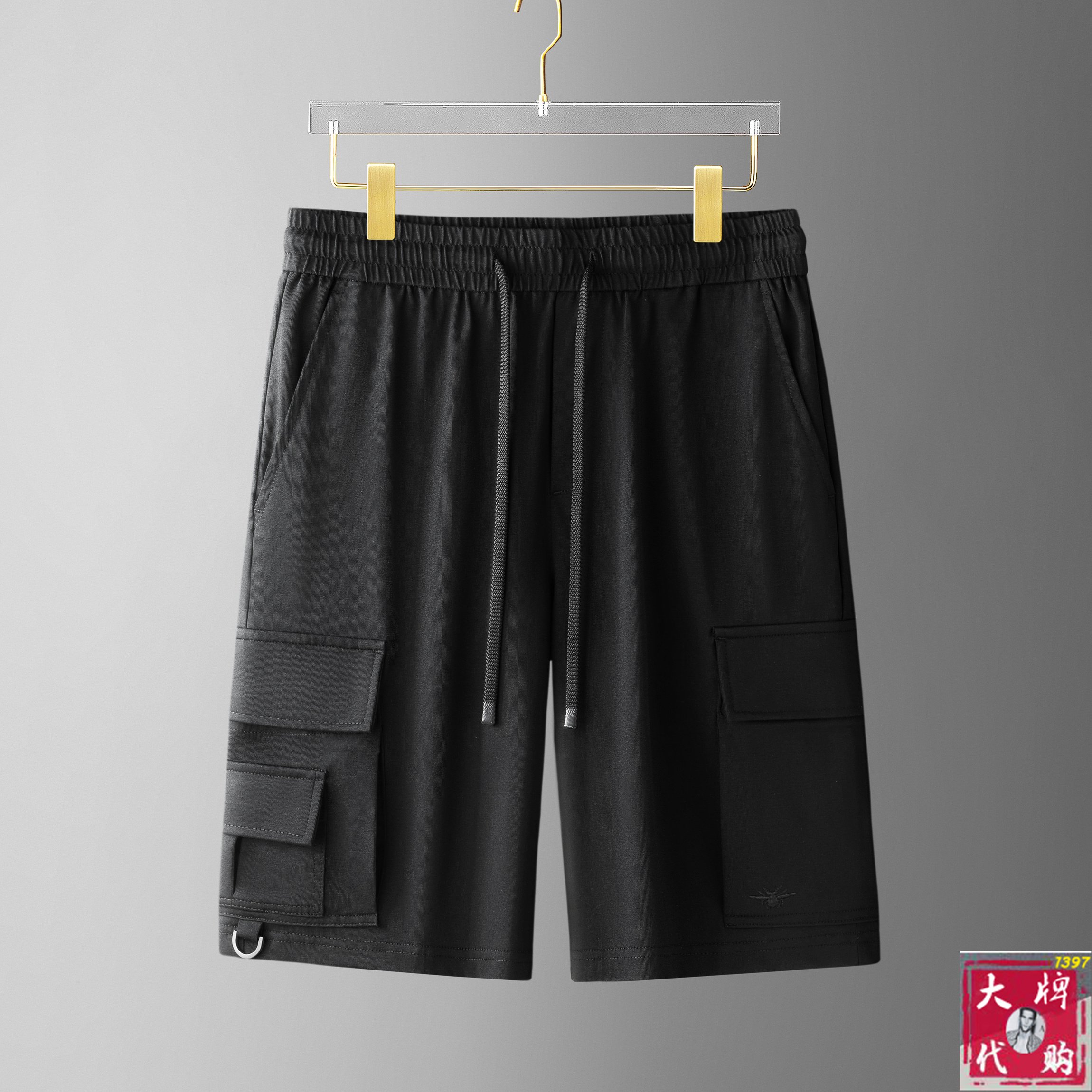 NO:450846,DIOR summer shorts, versatile elastic waist casual pinch pants!  Elastic waist, insert bags on both sides. The fabric is made of customer-supplied fixed-woven high-strength pure cotton material. The upper body is breathable, soft and skin-friendly, with a delicate feel. The waist is knitted elastic waist and drawstring. You don’t have to worry about the discomfort of being too loose or too tight on the upper body. Whether at home, going out or traveling, it is your best choice for summer!  Code number M-4XL, dior, dior, shorts, alexander wang19860909DIOR 迪奥 夏季短裤,百搭松紧腰休闲五分裤！松紧腰 两侧插袋 面料采用客供定织高支纯棉料,上身透气,柔软亲肤,手感细腻、 腰部针织松紧腰加抽绳,上身不用担心过松过紧的不舒适感 ,无论居家,外出,旅游,都是您夏日的最佳选择！码数M-4XL,,dior,dior,shorts,alexander wang,Men's clothing