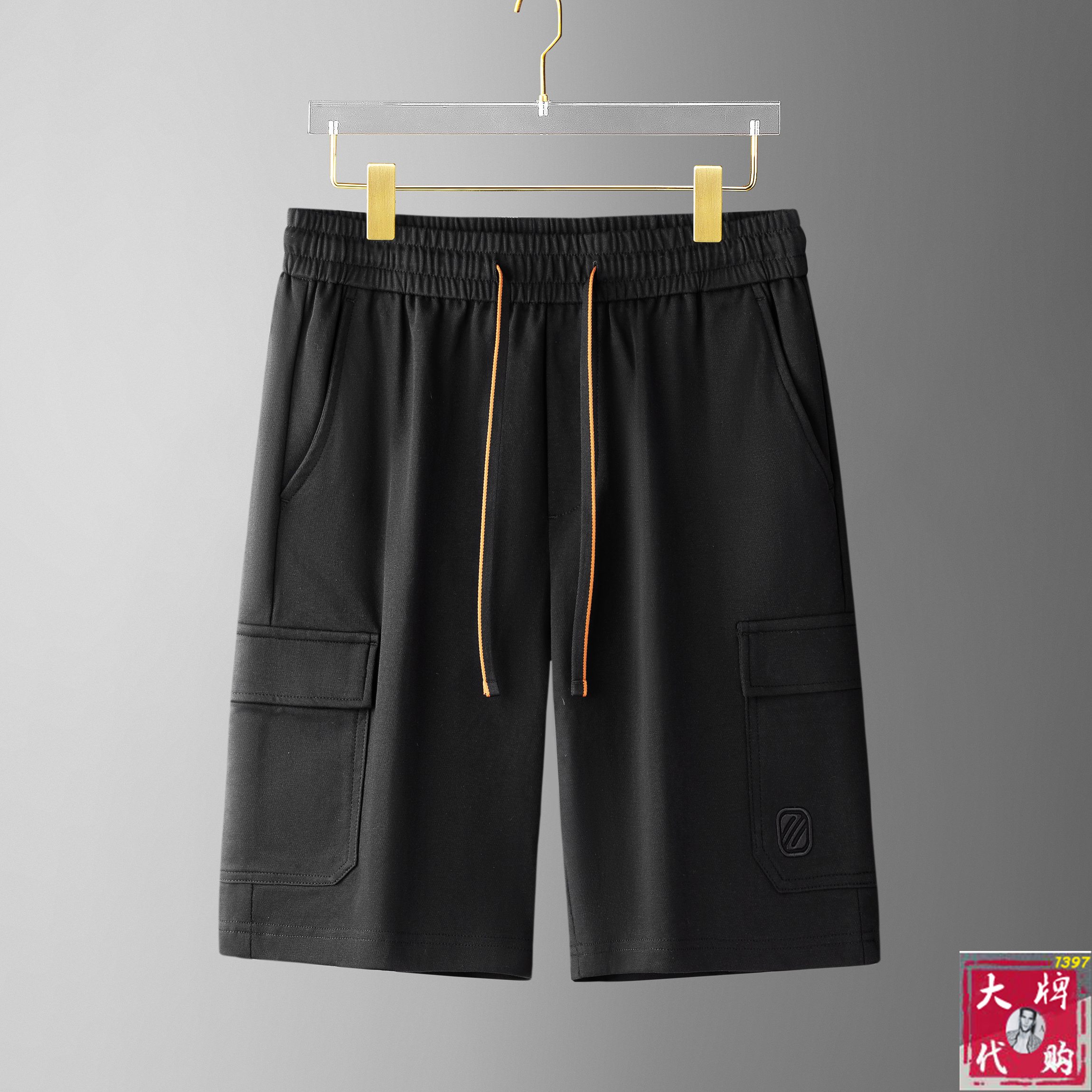 NO:450851,Zegna summer shorts, versatile elastic waist casual pinch pants!  Elastic waist, insert bags on both sides. The fabric is made of customer-supplied fixed-woven high-strength pure cotton material. The upper body is breathable, soft and skin-friendly, with a delicate feel. The waist is knitted elastic waist and drawstring. You don’t have to worry about the discomfort of being too loose or too tight on the upper body. Whether at home, going out or traveling, it is your best choice for summer!  Code number M-4XL, zegna, shorts, alexander wang19860909Zegna 杰尼亚 夏季短裤,百搭松紧腰休闲五分裤！松紧腰 两侧插袋 面料采用客供定织高支纯棉料,上身透气,柔软亲肤,手感细腻、 腰部针织松紧腰加抽绳,上身不用担心过松过紧的不舒适感 ,无论居家,外出,旅游,都是您夏日的最佳选择！码数M-4XL,,zegna,shorts,alexander wang,Men's clothing