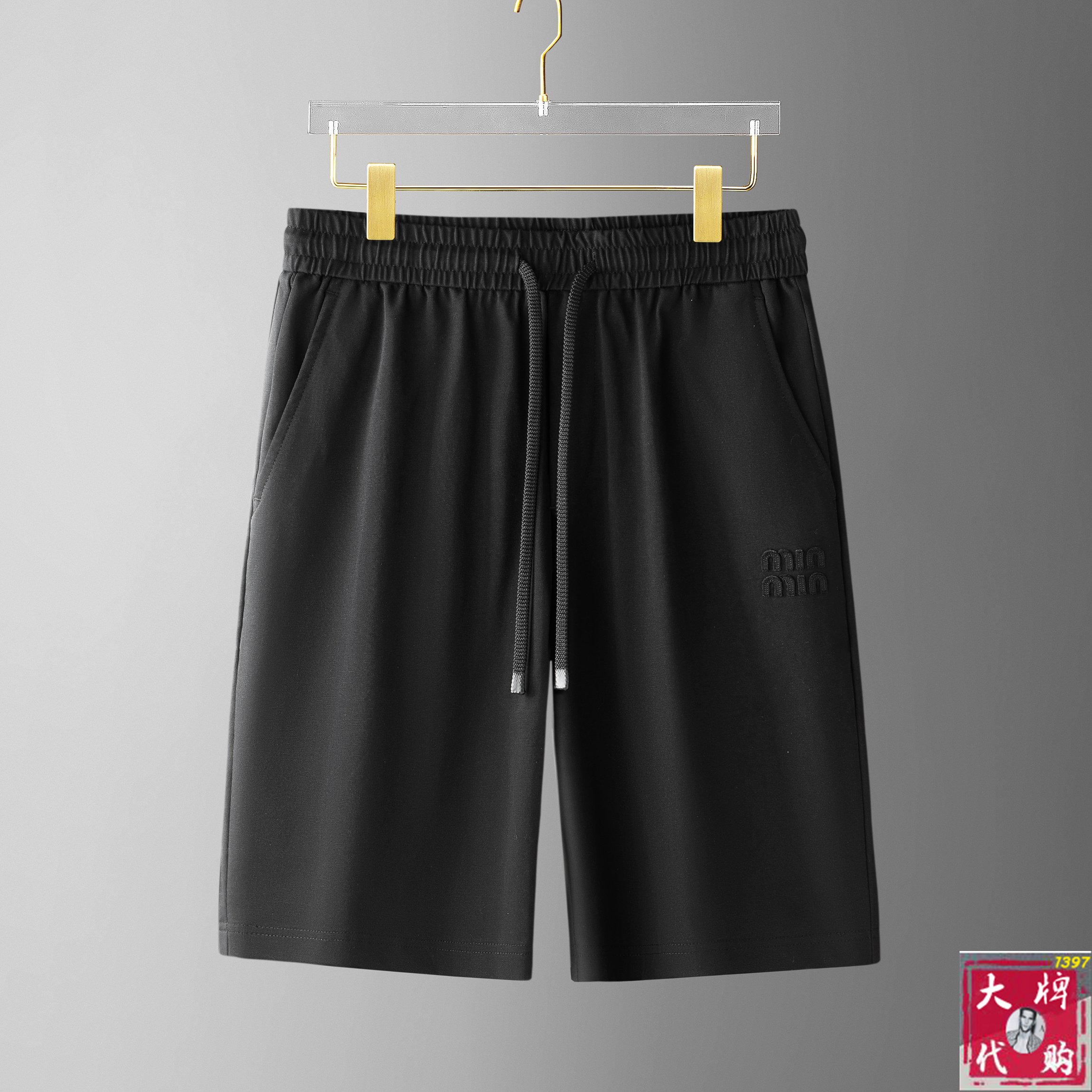 NO:450856,Miu Miu Summer shorts, versatile elastic waist casual pinch pants!  Elastic waist, insert bags on both sides. The fabric is made of customer-supplied fixed-woven high-strength pure cotton material. The upper body is breathable, soft and skin-friendly, with a delicate feel. The waist is knitted elastic waist and drawstring. You don’t have to worry about the discomfort of being too loose or too tight on the upper body. Whether at home, going out or traveling, it is your best choice for summer!  Code number M-4XL, miumiu, shorts, alexander wang19860909Miu Miu 缪缪 夏季短裤,百搭松紧腰休闲五分裤！松紧腰 两侧插袋 面料采用客供定织高支纯棉料,上身透气,柔软亲肤,手感细腻、 腰部针织松紧腰加抽绳,上身不用担心过松过紧的不舒适感 ,无论居家,外出,旅游,都是您夏日的最佳选择！码数M-4XL,,miumiu,shorts,alexander wang,Men's clothing