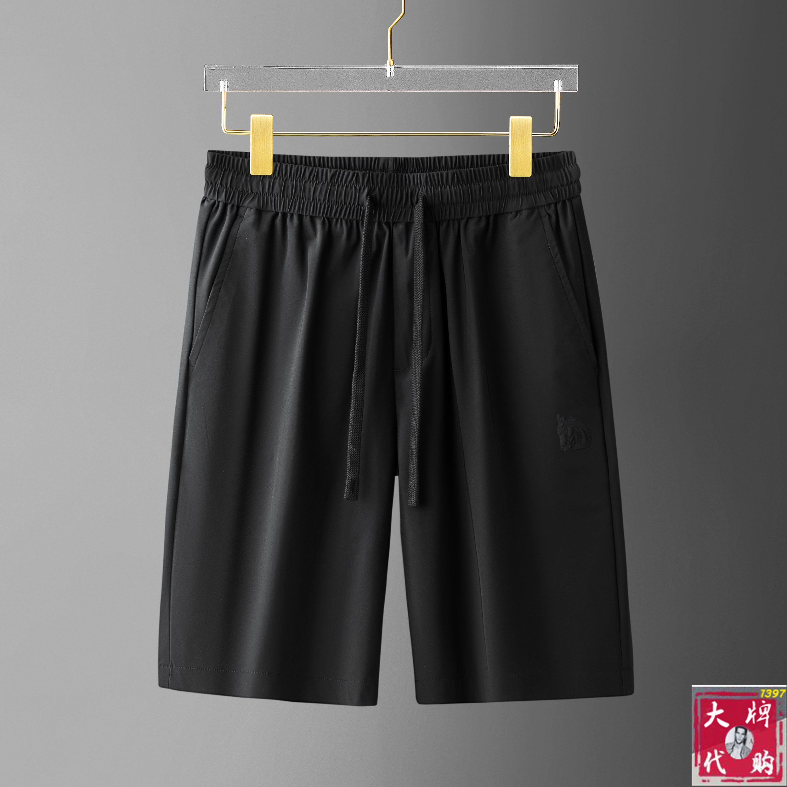 NO:450866,Hermes summer shorts, versatile elastic waist casual pinch pants!  Elastic waist, insert bags on both sides. The fabric is made of customer-supplied fixed-woven high-strength pure cotton material. The upper body is breathable, soft and skin-friendly, with a delicate feel. The waist is knitted elastic waist and drawstring. You don’t have to worry about the discomfort of being too loose or too tight on the upper body. Whether at home, going out or traveling, it is your best choice for summer!  Code number M-4XL, hermes, hermes, shorts, alexander wang19860909Hermes 爱马仕 夏季短裤,百搭松紧腰休闲五分裤！松紧腰 两侧插袋 面料采用客供定织高支纯棉料,上身透气,柔软亲肤,手感细腻、 腰部针织松紧腰加抽绳,上身不用担心过松过紧的不舒适感 ,无论居家,外出,旅游,都是您夏日的最佳选择！码数M-4XL,,hermes,hermes,shorts,alexander wang,Men's clothing