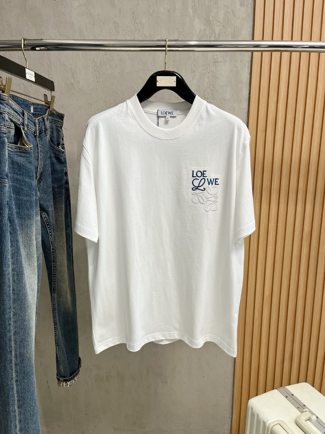 NO:520068,High-version Loewe, Fat Brother Gospel Maximum XL can wear 200 pounds, top-level round neck casual short sleeves, top-level version, high-end custom versatile styles, anyone can easily control the fabric, full customization and craftsmanship, the latest logo design of the luxurious classic brand on the chest, very high-end and those who understand goods must enter!  The style and tailoring are slim styles, which are very exquisite, showing aura and highlighting the exquisiteness of business men. This is the unique feature, the right slim fit, and the upper body effect is very good!  Size XS-XL (counter code is equivalent to M-3XL), loewe,loewe,T-shirt,alexander wang19860909高版本 Loewe 罗意威 胖哥福音最大XL可穿200斤 顶级圆领休闲短袖 顶级版本 高级定制百搭款式 任何人都可以轻松驾驭 面料全订制工艺 胸前奢华经典品牌最新logo设计,非常显档次懂货的必须入！版型剪裁属于修身款 非常精致,显气场,又会凸显商务男士的精致,这就是独到之处,恰到好处的修身,上身效果非常赞！尺码XS-XL（专柜码等同M-3XL）,,loewe,loewe,T-shirt,alexander wang,Men's clothing