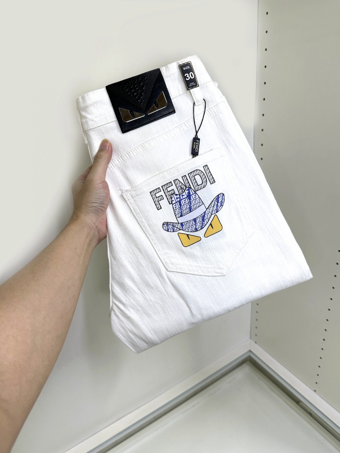 NO:472740,Fendi is coming, new styles and new products are available for sale in the counter. The original jeans in physical stores are already 1:1 good products for the original jeans in all ages. The highest version of the imported European fabric in the market is comfortable, soft and skin-friendly, with super cool and stylish upper body effect, a must-have for wardrobe!  Suitable for any occasion Size 29-38, fendi, fendi, jeans, alexander wang19860909Fendi 芬迪 爆款来袭 新款新品 专柜有售 实体店已极品牛仔裤专柜原版1:1好货,适合各个年龄段.市场最高版本的欧洲进口面料.舒适柔软亲肤,上身效果超级棒时尚百搭,笔挺有型,衣橱必备！适合任何场合穿着 尺码29-38,,fendi,fendi,jeans,alexander wang,Men's clothing