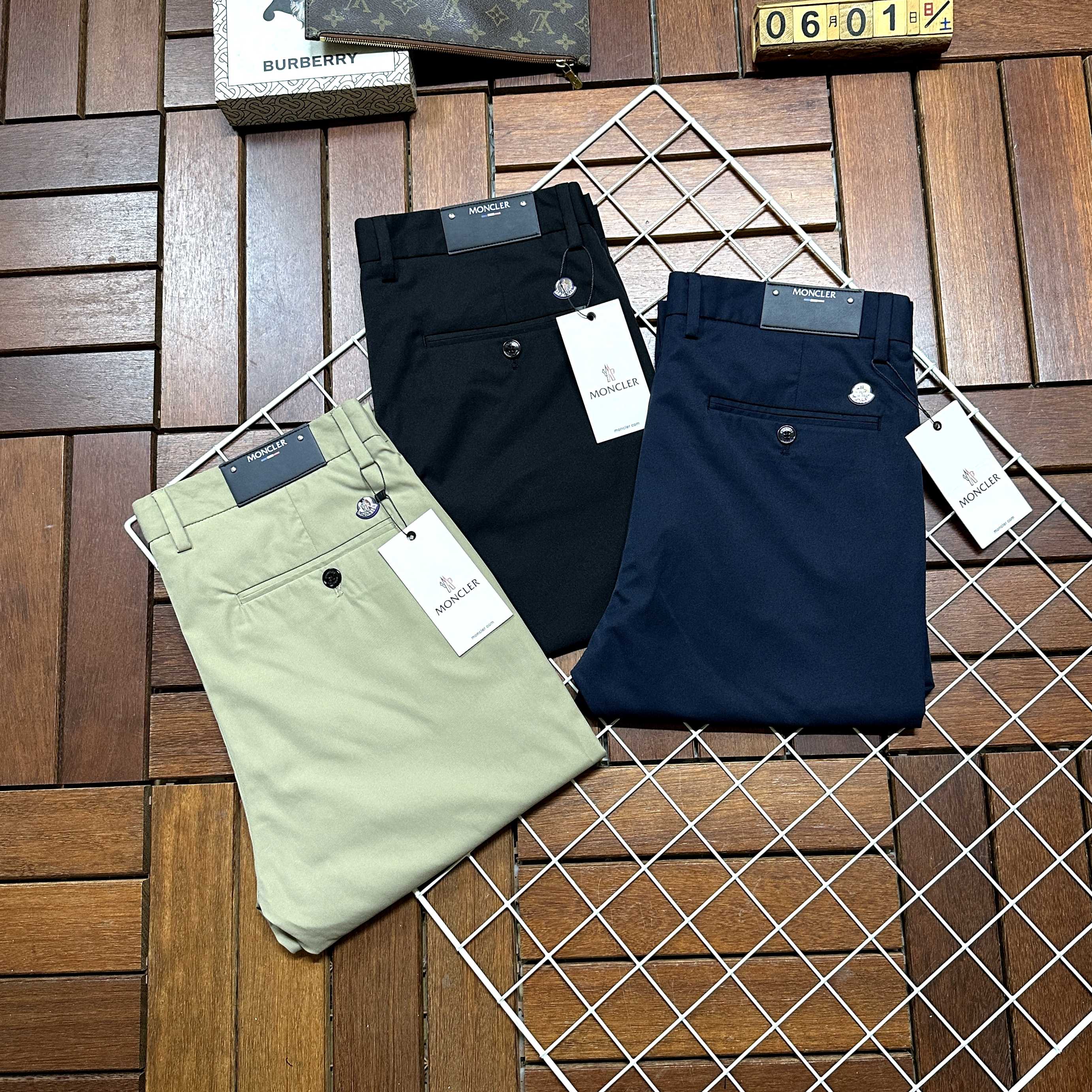 NO:458592,Moncler masked products are coming, new styles and new products are available for sale in the counter. The original 1:1 product of the counter for physical stores is available for sale in 1:1, suitable for all ages. The highest version of the imported European fabric in the market is comfortable, soft and skin-friendly, with super cool and fashionable and versatile effect, straight and stylish, a must-have for the wardrobe!  Suitable for any occasion Size: 29-40, Moncler, alexander wang19860909Moncler蒙口爆款来袭 新款新品 专柜有售 实体店已极品休闲裤西裤专柜原版1:1好货,适合各个年龄段.市场最高版本的欧洲进口面料.舒适柔软亲肤,上身效果超级棒时尚百搭,笔挺有型,衣橱必备！适合任何场合穿着 尺码:29-40,,Moncler,alexander wang,Men's clothing