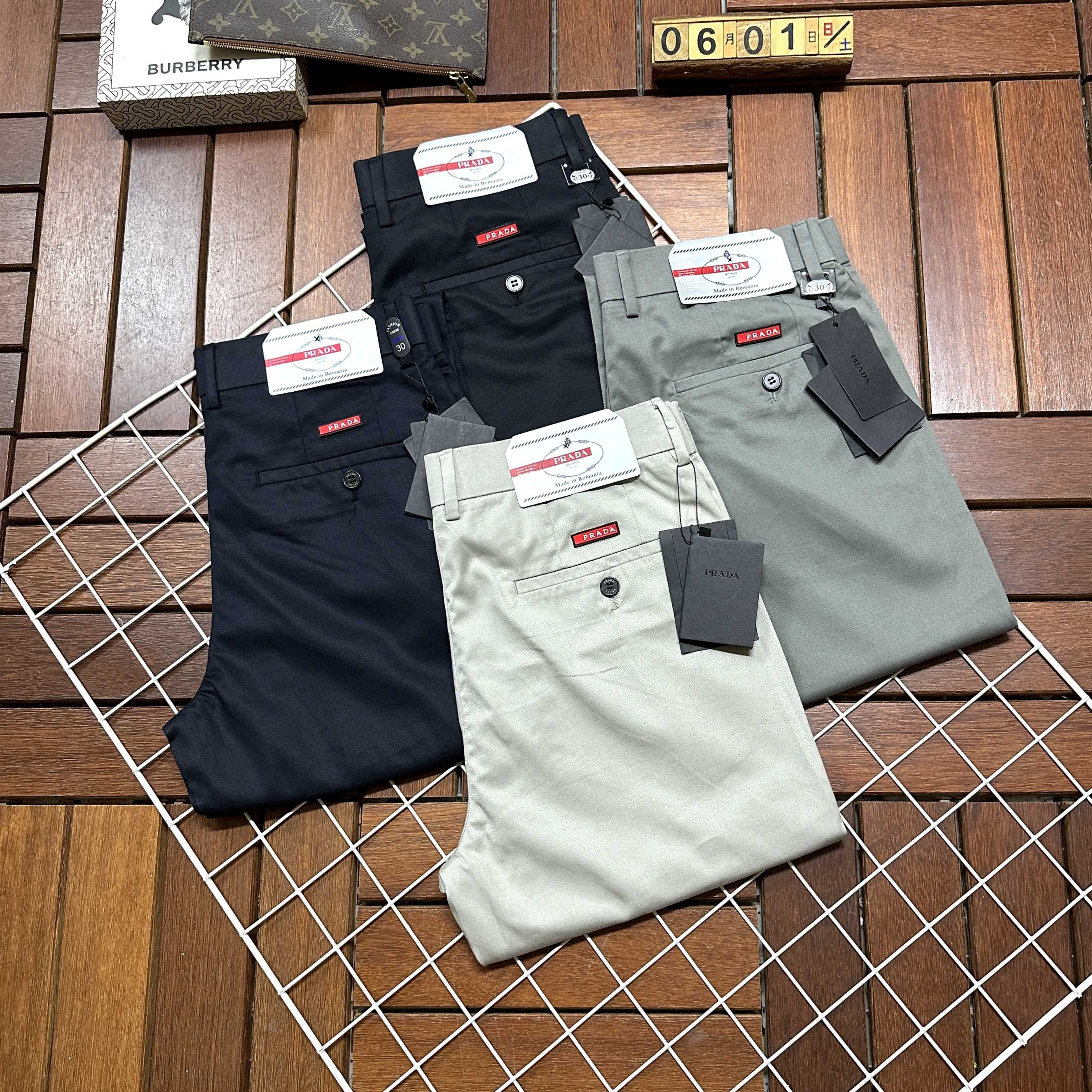 NO:458578,Prada is coming, new and new products are available for sale in the counter. The original 1:1 product of the counter for the physical store is already available for sale in 1:1, suitable for all ages. The highest version of the imported European fabric in the market is comfortable, soft and skin-friendly, with super cool and fashionable and versatile effect, straight and stylish, a must-have for the wardrobe!  Suitable for any occasion Size: 29-40, prada, prada, alexander wang19860909Prada普拉达爆款来袭 新款新品 专柜有售 实体店已极品休闲裤西裤专柜原版1:1好货,适合各个年龄段.市场最高版本的欧洲进口面料.舒适柔软亲肤,上身效果超级棒时尚百搭,笔挺有型,衣橱必备！适合任何场合穿着 尺码:29-40,,prada,prada,alexander wang,Men's clothing