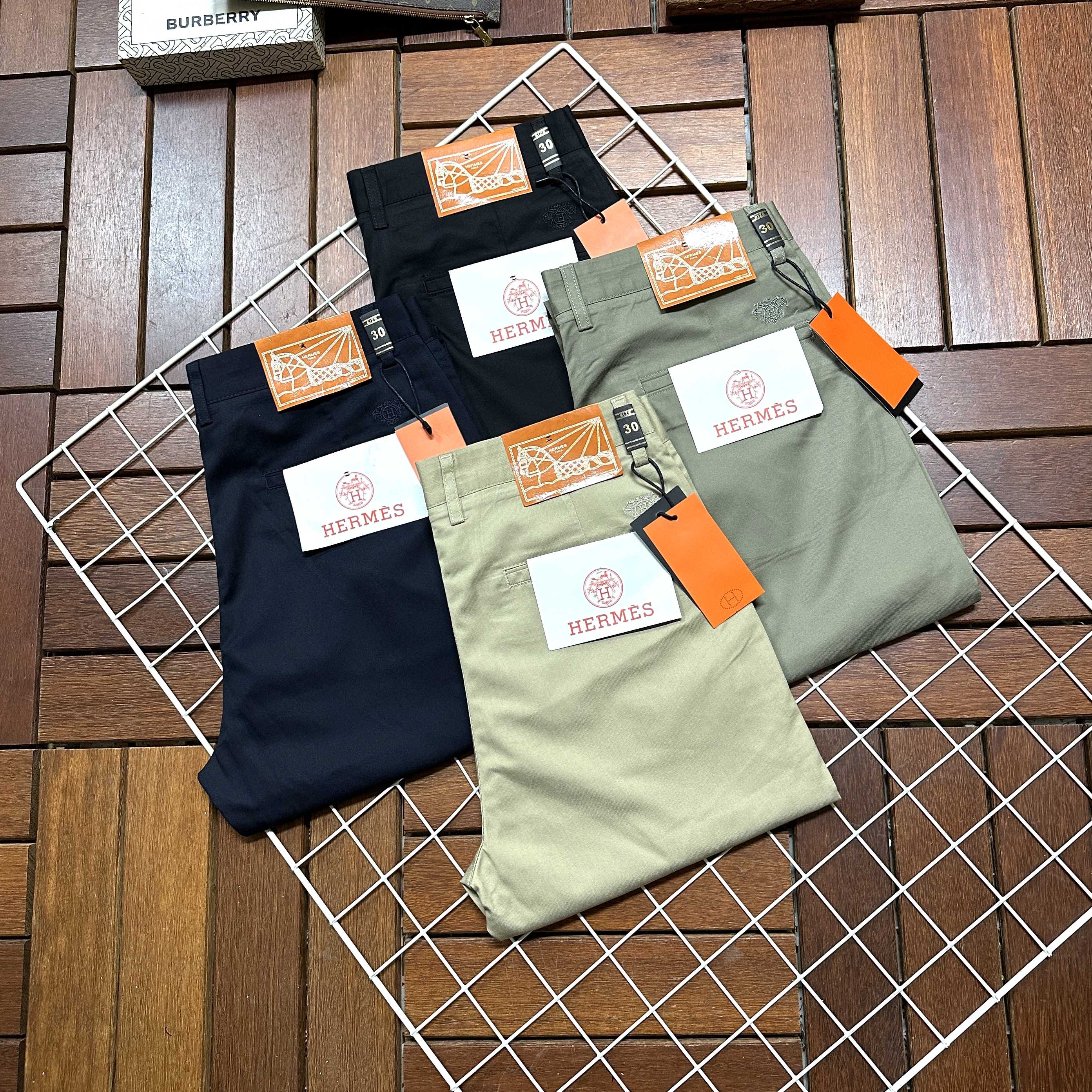 NO:458568,Hermes Hermes is coming, new styles and new products are available for sale in the counter. The original 1:1 product of the counter in physical stores is suitable for all ages. The highest version of the imported European fabric in the market is comfortable, soft and skin-friendly, with super cool and fashionable and versatile effect, straight and stylish, a must-have for the wardrobe!  Suitable for any occasion Size: 29-40,,hermes,hermes,alexander wang19860909Hermes爱马仕 爆款来袭 新款新品 专柜有售 实体店已极品休闲裤西裤专柜原版1:1好货,适合各个年龄段.市场最高版本的欧洲进口面料.舒适柔软亲肤,上身效果超级棒时尚百搭,笔挺有型,衣橱必备！适合任何场合穿着 尺码:29-40,,hermes,hermes,alexander wang,Men's clothing