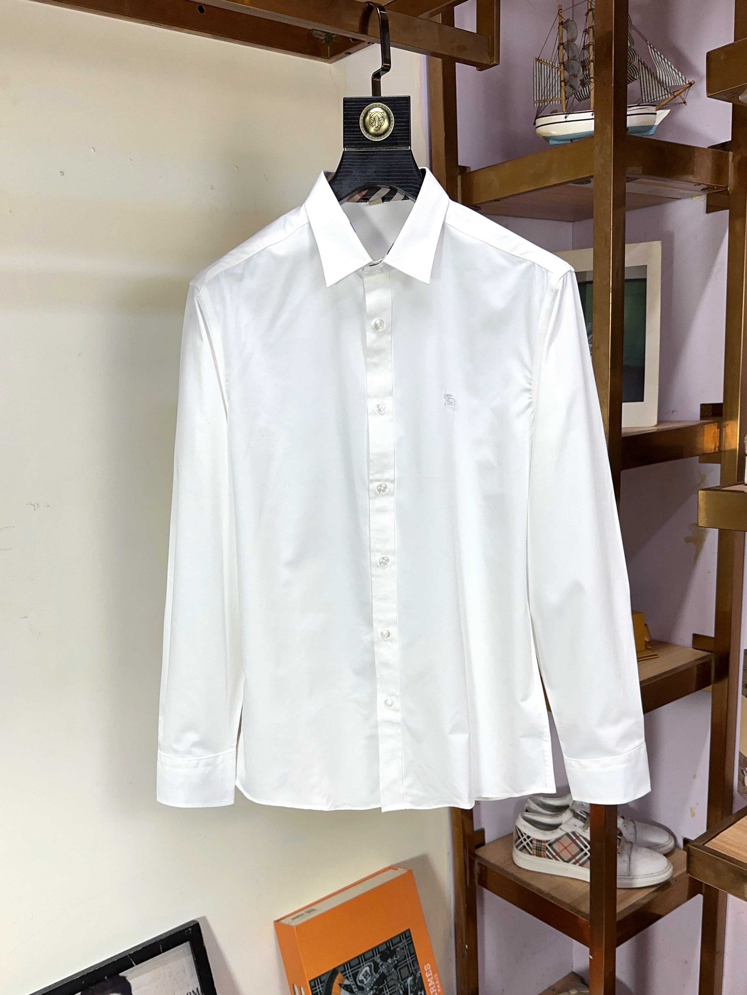 NO:494967,Burberry Top-grade business original single long-sleeved shirt high-end custom versatile styles, anyone can easily control it. Fully customized fabric craftsmanship, the latest logo design of luxury classic brand on the chest, which is very high-end and must be entered if you understand the goods!  The style and tailoring are slim styles, which are very exquisite, showing aura and highlighting the exquisiteness of business men. This is the unique feature, the right slim fit, and the upper body effect is very good!  Size M-3XL (maximum wear to 190 catties), burberry, burberry, shirts, alexander wang19860909Burberry 巴宝莉 顶级商务原单长袖衬衫高级定制百搭款式 任何人都可以轻松驾驭 面料全订制工艺 胸前奢华经典品牌最新logo设计,非常显档次懂货的必须入！版型剪裁属于修身款 非常精致,显气场,又会凸显商务男士的精致,这就是独到之处,恰到好处的修身,上身效果非常赞！尺码M-3XL（最大穿到190斤）,,burberry,burberry,shirts,alexander wang,Men's clothing