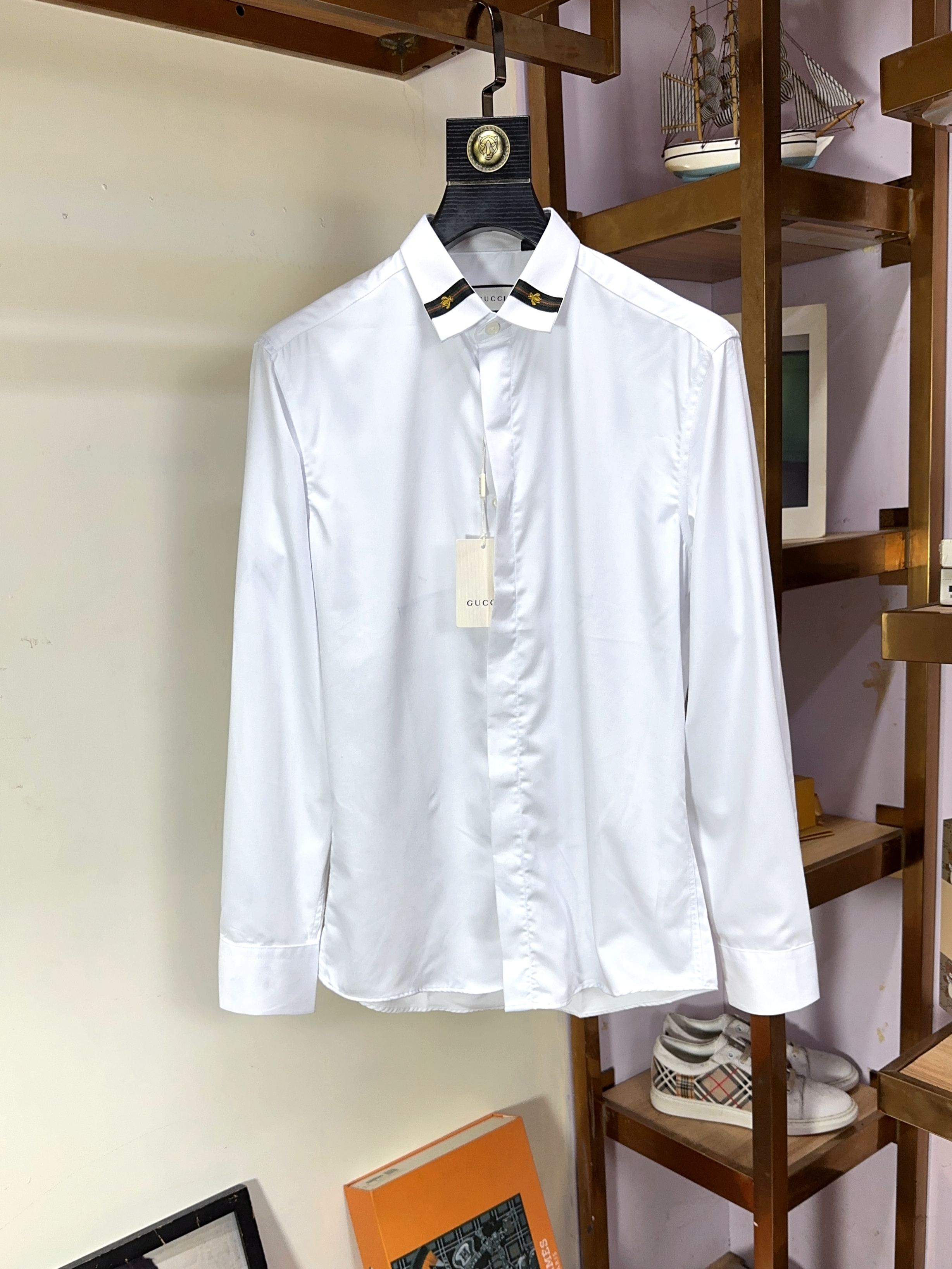 NO:458565,Gucci Top-grade business original single long-sleeved shirt high-end custom versatile styles, anyone can easily control it. Fully customized fabric craftsmanship, the latest logo design of luxury classic brand on the chest, which is very high-end and must be entered if you understand the goods!  The style and tailoring are slim styles, which are very exquisite, showing aura and highlighting the exquisiteness of business men. This is the unique feature, the right slim fit, and the upper body effect is very good!  Size M-3XL (maximum wear to 190 catties), gucci,shirts,alexander wang19860909Gucci 古奇 顶级商务原单长袖衬衫高级定制百搭款式 任何人都可以轻松驾驭 面料全订制工艺 胸前奢华经典品牌最新logo设计,非常显档次懂货的必须入！版型剪裁属于修身款 非常精致,显气场,又会凸显商务男士的精致,这就是独到之处,恰到好处的修身,上身效果非常赞！尺码M-3XL（最大穿到190斤）,,gucci,shirts,alexander wang,Men's clothing