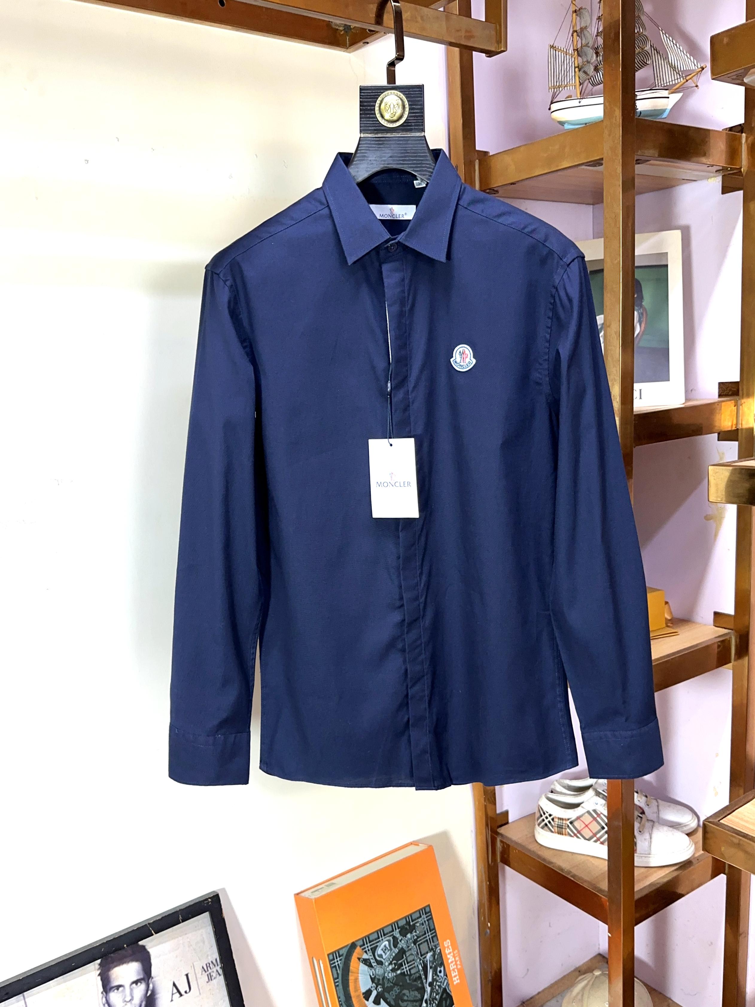 NO:495016,Moncler mask, top-quality business original single long-sleeved shirt, high-end custom versatile style, anyone can easily control it, full-customized fabric craftsmanship, the latest logo design of luxury classic brand on the chest, very high-end, those who understand goods must enter!  The style and tailoring are slim styles, which are very exquisite, showing aura and highlighting the exquisiteness of business men. This is the unique feature, the right slim fit, and the upper body effect is very good!  Size M-3XL (maximum wear to 190 catties), Moncler, Shirts, alexander wang19860909Moncler 蒙口 顶级商务原单长袖衬衫高级定制百搭款式 任何人都可以轻松驾驭 面料全订制工艺 胸前奢华经典品牌最新logo设计,非常显档次懂货的必须入！版型剪裁属于修身款 非常精致,显气场,又会凸显商务男士的精致,这就是独到之处,恰到好处的修身,上身效果非常赞！尺码M-3XL（最大穿到190斤）,,Moncler,shirts,alexander wang,Men's clothing