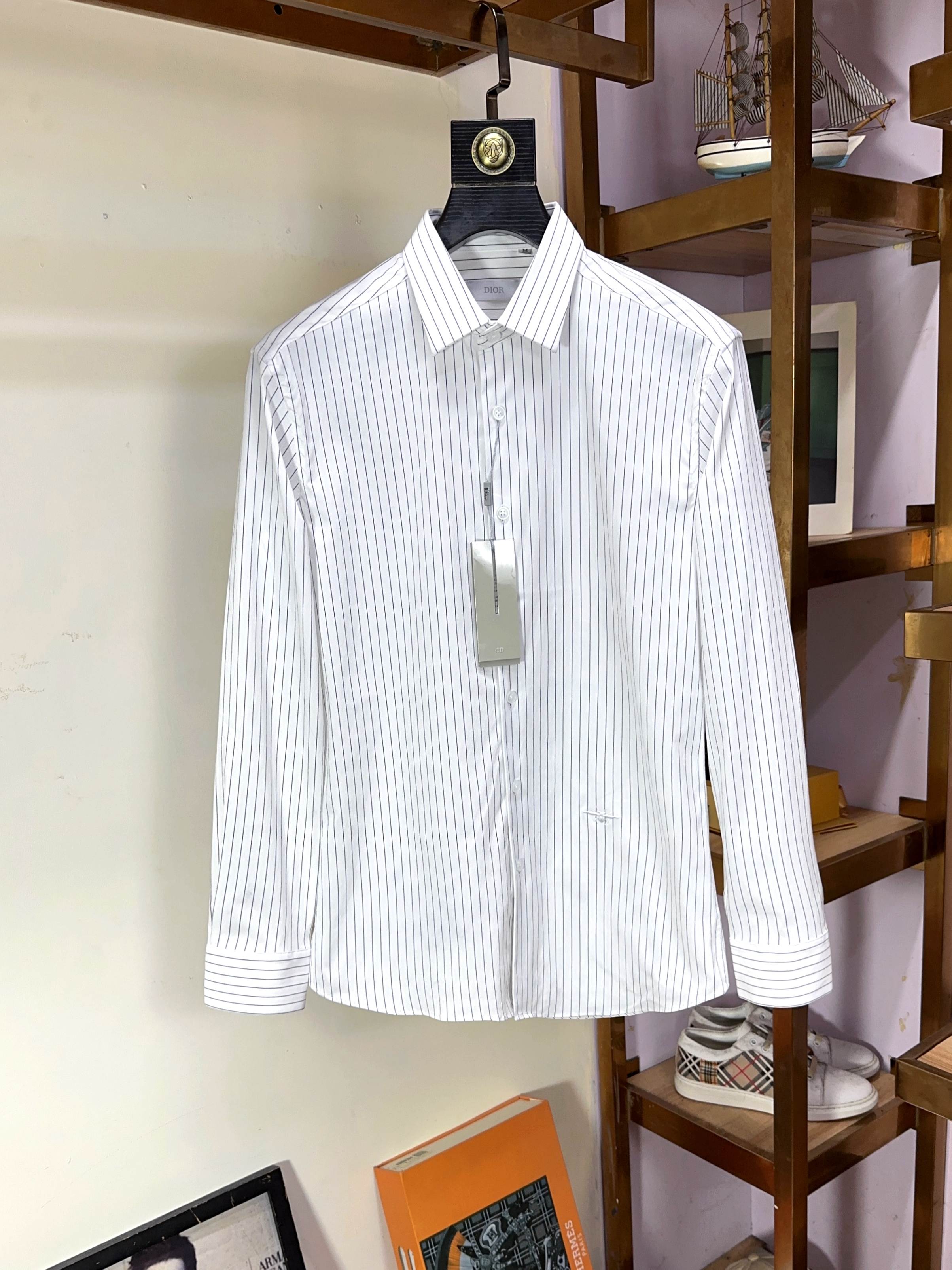 NO:458560,DIOR Top-grade business original single long-sleeved shirt high-end custom versatile styles, anyone can easily control it. Fully customized fabric craftsmanship, the latest logo design of luxury classic brand on the chest, which is very high-end and must be entered if you understand the goods!  The style and tailoring are slim styles, which are very exquisite, showing aura and highlighting the exquisiteness of business men. This is the unique feature, the right slim fit, and the upper body effect is very good!  Size M-3XL (maximum wear to 190 catties), dior, dior, shirts, alexander wang19860909DIOR 迪奥 顶级商务原单长袖衬衫高级定制百搭款式 任何人都可以轻松驾驭 面料全订制工艺 胸前奢华经典品牌最新logo设计,非常显档次懂货的必须入！版型剪裁属于修身款 非常精致,显气场,又会凸显商务男士的精致,这就是独到之处,恰到好处的修身,上身效果非常赞！尺码M-3XL（最大穿到190斤）,,dior,dior,shirts,alexander wang,Men's clothing