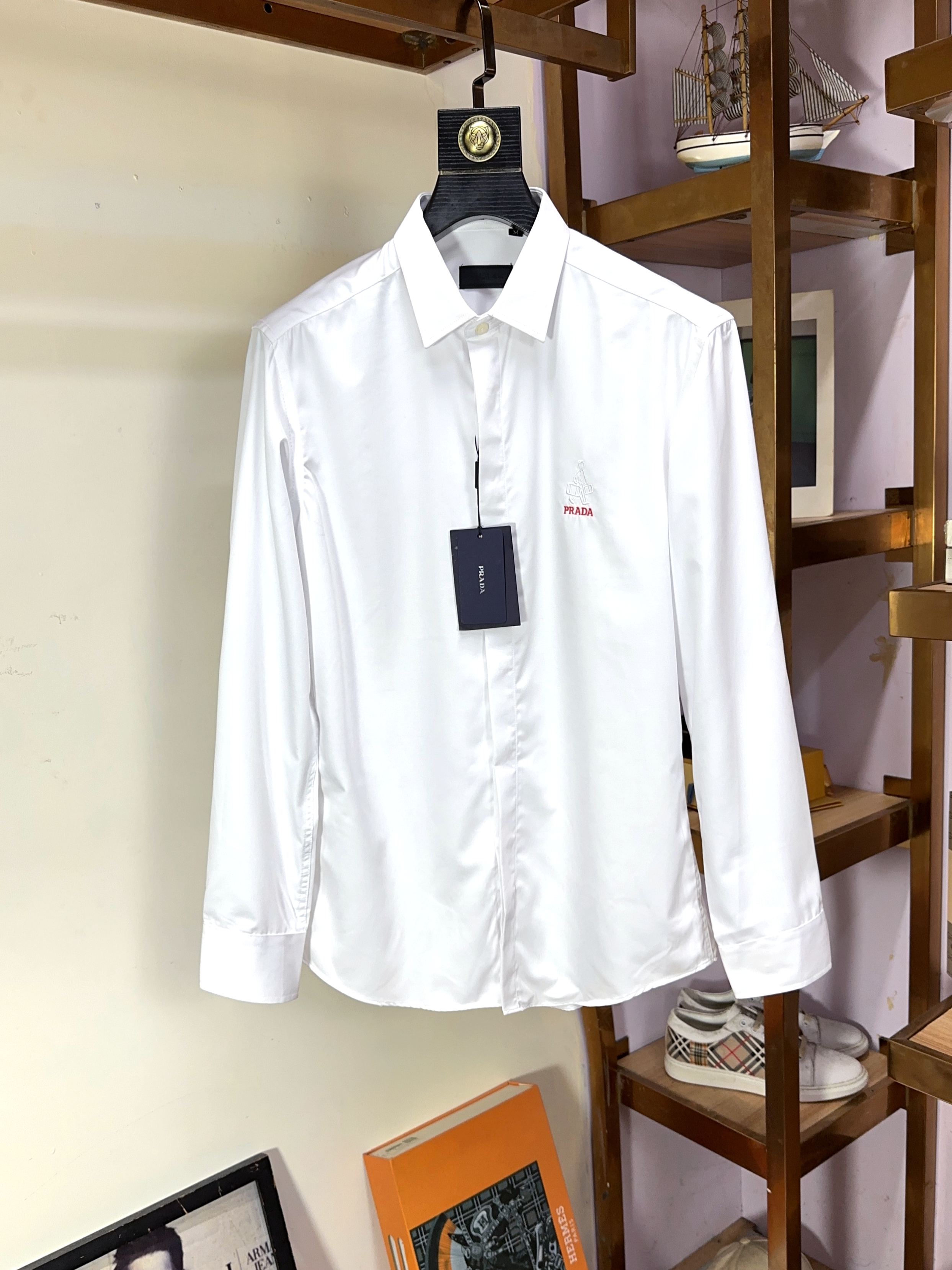 NO:458543,Prada Top-grade business original single long-sleeved shirt high-end custom versatile styles, anyone can easily control it. Fully customized fabric craftsmanship, the latest logo design of luxury classic brand on the chest, which is very high-end and must be entered if you understand the goods!  The style and tailoring are slim styles, which are very exquisite, showing aura and highlighting the exquisiteness of business men. This is the unique feature, the right slim fit, and the upper body effect is very good!  Size M-3XL (maximum wear to 190 catties), prada, prada, shirts, alexander wang19860909Prada 普拉达 顶级商务原单长袖衬衫高级定制百搭款式 任何人都可以轻松驾驭 面料全订制工艺 胸前奢华经典品牌最新logo设计,非常显档次懂货的必须入！版型剪裁属于修身款 非常精致,显气场,又会凸显商务男士的精致,这就是独到之处,恰到好处的修身,上身效果非常赞！尺码M-3XL（最大穿到190斤）,,prada,prada,shirts,alexander wang,Men's clothing