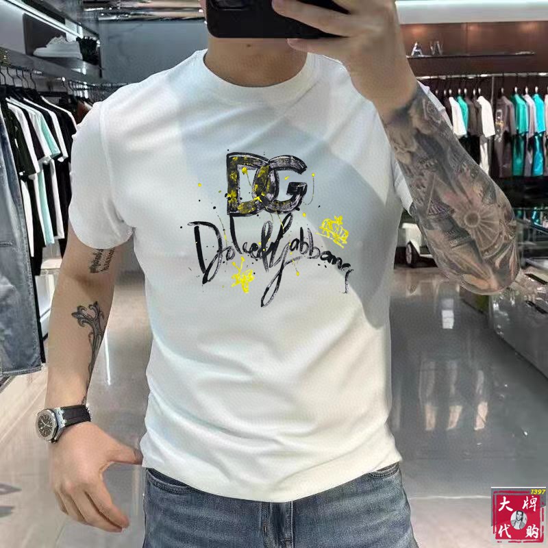 NO:475045,DG Dolce & Gabbana Spring and summer new men's short-sleeved T-shirt round neck, a new upgraded versatile basic style, low-key and luxurious, and a choice of character!  Made of imported fabrics, it has good moisture absorption, comfortable and breathable, enjoys a light and relaxed and comfortable wearing experience, with super vertical performance. It has a strong sense of art and the iconic logo letter pattern design, with meticulous craftsmanship and high recognition, showing the new brand culture!  Classic perfect layout design, precise and in place for cutting. Simple and atmospheric style, and can show fashionable charm in daily leisure life. S-XXL, Dolce & Gabbana, T-shirt, tees, t-shirt, alexander wang19860909DG 杜嘉班纳 春夏新款男士短袖T恤圆领,全新升级百搭基础款,低调奢华,品格之选！甄选进口面料打造而成,吸湿性好,舒适透气,享受轻薄轻松自在的穿着体验,有着超强的垂直性能 艺术感极强标志性logo字母图案设计,工艺细致,辨识度极高,展现全新品牌文化！经典完美版型设计,在裁剪上精准到位.简约大气风格,又能在日常休闲生活中展现时尚魅力. 码数S-XXL,,Dolce&Gabbana,T-shirt,tees，t-shirt,alexander wang,Men's clothing