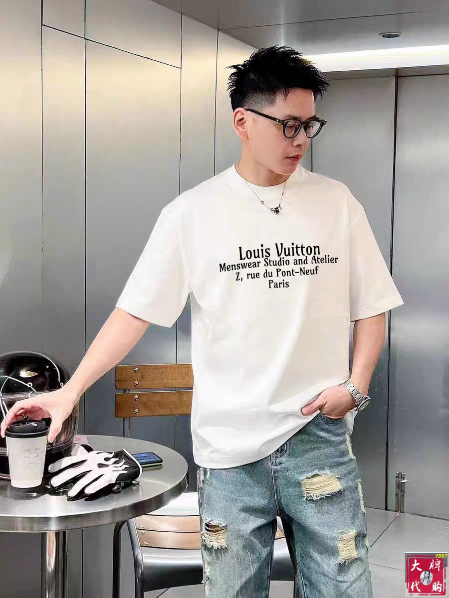 NO:410913,LV Louis Vuitton Fat Brother Gospel XL wears 200 catties top round neck casual short sleeve high-end custom versatile styles that anyone can easily control. Fully customized fabric craftsmanship, the latest logo design of luxury classic brand on the chest, very high-end and high-end people who understand goods must enter!  The style and tailoring are slim styles, which are very exquisite, showing aura and highlighting the exquisiteness of business men. This is the unique feature, the right slim fit, and the upper body effect is very good!  Size XS-XL (counter code is equivalent to M-3XL), louis vuitton,louis vuitton,t-shirt,alexander wang19860909LV 路易威登 胖哥福音XL穿200斤 顶级圆领休闲短袖高级定制百搭款式 任何人都可以轻松驾驭 面料全订制工艺 胸前奢华经典品牌最新logo设计,非常显档次懂货的必须入！版型剪裁属于修身款 非常精致,显气场,又会凸显商务男士的精致,这就是独到之处,恰到好处的修身,上身效果非常赞！尺码XS-XL（专柜码等同M-3XL）,,louis vuitton,louis vuitton,T-shirt,alexander wang,Men's clothing