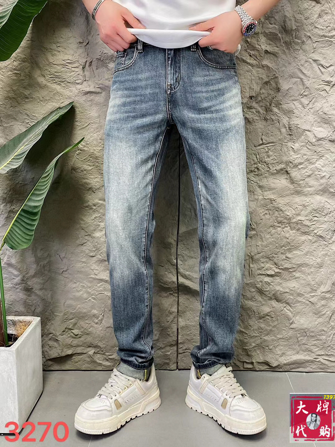 NO:410897,MiuMiu Men's jeans original original cloth original washing water!  Imported original wash elastic fabrics, complex handicrafts superimposed, any wash process will become a completely different color effect after a few more seconds, so it is more precious, especially long-lasting and odor-resistant... Use the best tannin elastic texture, genuine leather leather cards, high-quality metal accessories... to create a unique and original jeans style!  Original hardware accessories, super positive style, comfortable and breathable, extremely high grade, counter quality, and handsome upper body. Number of codes 29-38, miumiu, jeans, alexander wang19860909MiuMiu 缪缪 男士牛仔裤原厂原布原洗水！进口原版水洗弹力面料,复杂的手工艺叠加,任何一个洗水环节多停留几秒都会变成完全不一样的颜色效果,所以越加珍贵,特别持久、耐味…… 选用上乘的丹宁弹力质感,真皮皮牌、高定的金属辅料……打造出独特及原创的牛仔裤款型！原版五金辅料,版型超正,舒适透气,档次极高,专柜品质,上身帅气十足.码数29-38,,miumiu,jeans,alexander wang,Men's clothing