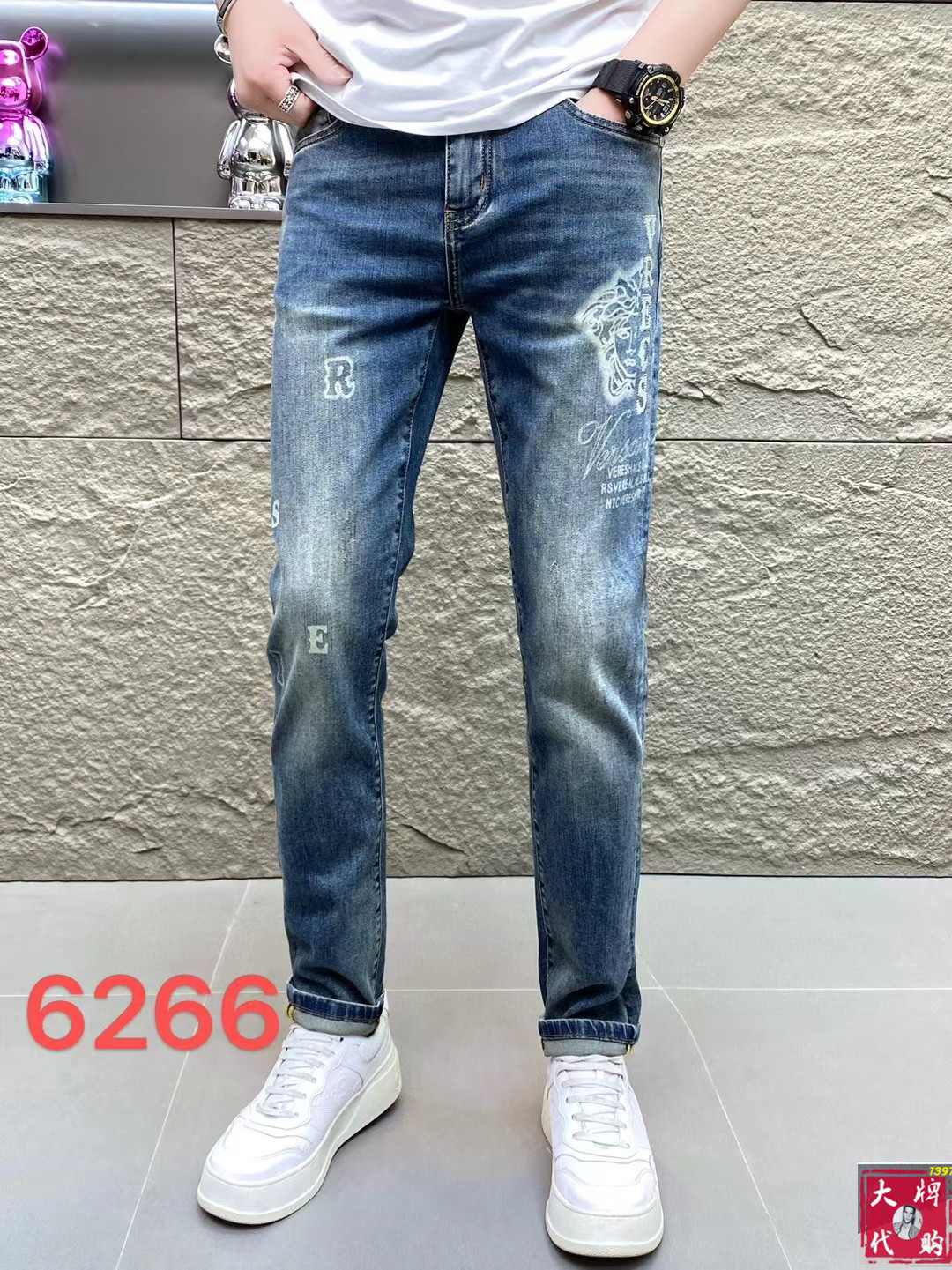 NO:410904,versace versace men's jeans original original cloth original wash water!  Imported original wash elastic fabrics, complex handicrafts superimposed, any wash process will become a completely different color effect after a few more seconds, so it is more precious, especially long-lasting and odor-resistant... Use the best tannin elastic texture, genuine leather leather cards, high-quality metal accessories... to create a unique and original jeans style!  Original hardware accessories, super positive style, comfortable and breathable, extremely high grade, counter quality, and handsome upper body. Number of 29-38, versace, versace, jeans, alexander wang19860909versace 范思哲 男士牛仔裤原厂原布原洗水！进口原版水洗弹力面料,复杂的手工艺叠加,任何一个洗水环节多停留几秒都会变成完全不一样的颜色效果,所以越加珍贵,特别持久、耐味…… 选用上乘的丹宁弹力质感,真皮皮牌、高定的金属辅料……打造出独特及原创的牛仔裤款型！原版五金辅料,版型超正,舒适透气,档次极高,专柜品质,上身帅气十足. 码数29-38,,versace,versace,jeans,alexander wang,Men's clothing