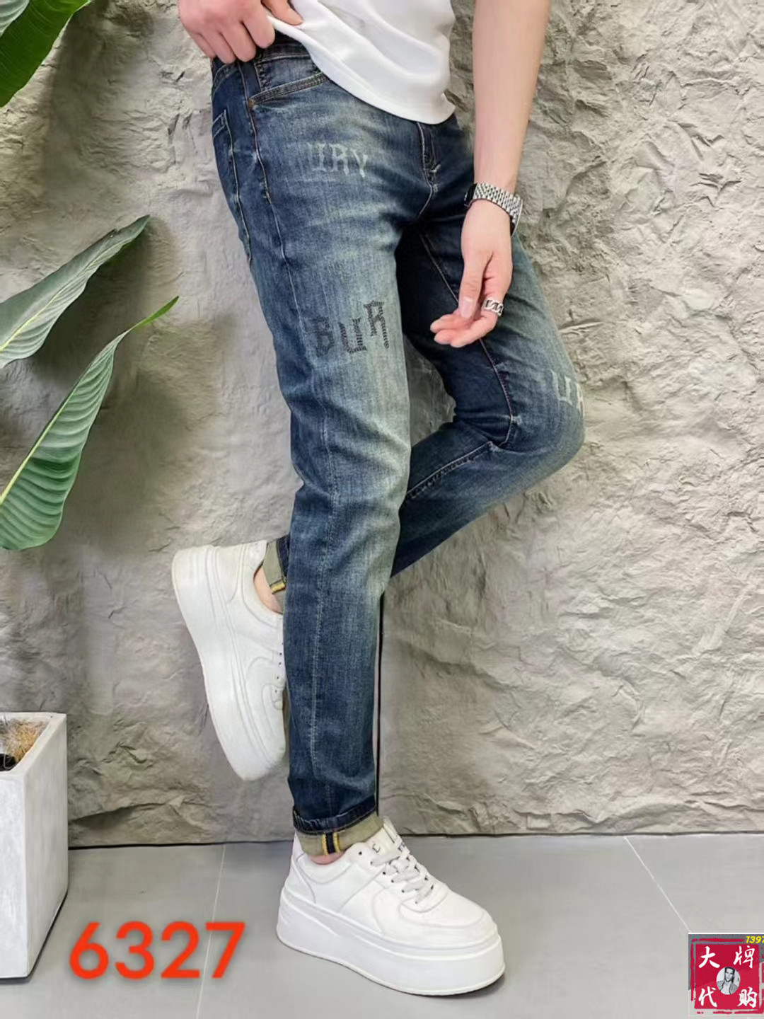 NO:440422,Burberry Men's Jeans Original Original Clothing Original Wash Water!  Imported original wash elastic fabrics, complex handicrafts superimposed, any wash process will become a completely different color effect after a few more seconds, so it is more precious, especially long-lasting and odor-resistant... Use the best tannin elastic texture, genuine leather leather cards, high-quality metal accessories... to create a unique and original jeans style!  Original hardware accessories, super positive style, comfortable and breathable, extremely high grade, counter quality, and handsome upper body. Number of codes 29-38, burberry, burberry, jeans, alexander wang19860909Burberry 巴宝莉 男士牛仔裤原厂原布原洗水！进口原版水洗弹力面料,复杂的手工艺叠加,任何一个洗水环节多停留几秒都会变成完全不一样的颜色效果,所以越加珍贵,特别持久、耐味…… 选用上乘的丹宁弹力质感,真皮皮牌、高定的金属辅料……打造出独特及原创的牛仔裤款型！原版五金辅料,版型超正,舒适透气,档次极高,专柜品质,上身帅气十足.码数29-38,,burberry,burberry,jeans,alexander wang,Men's clothing