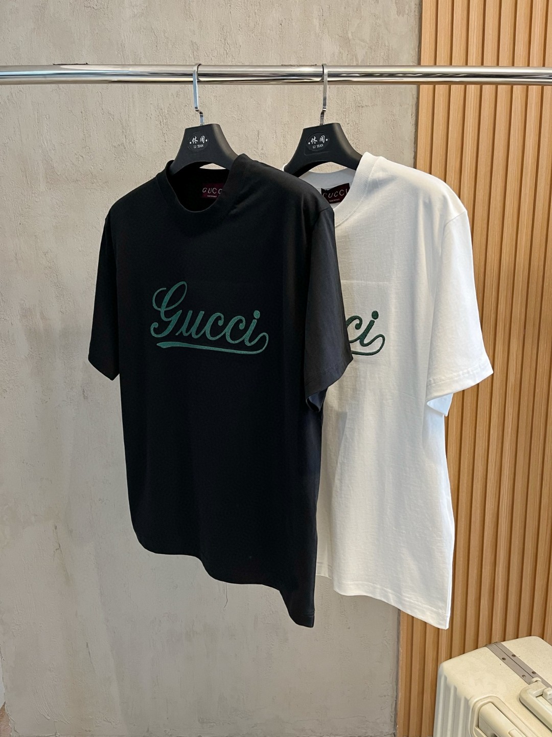 NO:410890,High-version Gucci 2025 new classic round neck short sleeves, fashionable and versatile classic elements to create exquisite craftsmanship counter fabrics, top-level elements to create, classic short sleeves 3 standards complete, trendy men's fashion, whether it is the comfort of the upper body or it is an incomparable existence, a must-have for male gods. Code number XS-XL, gucci, T-shirt, alexander wang19860909高版本 古驰 2025新款经典圆领短袖,时尚百搭经典元素打造精致工艺专柜面料,顶级元素融合打造,经典短袖3标齐全,潮男时尚,无论是上身舒适度还是都是无可比拟的存在,男神必备.码数XS-XL,,gucci,T-shirt,alexander wang,Men's clothing