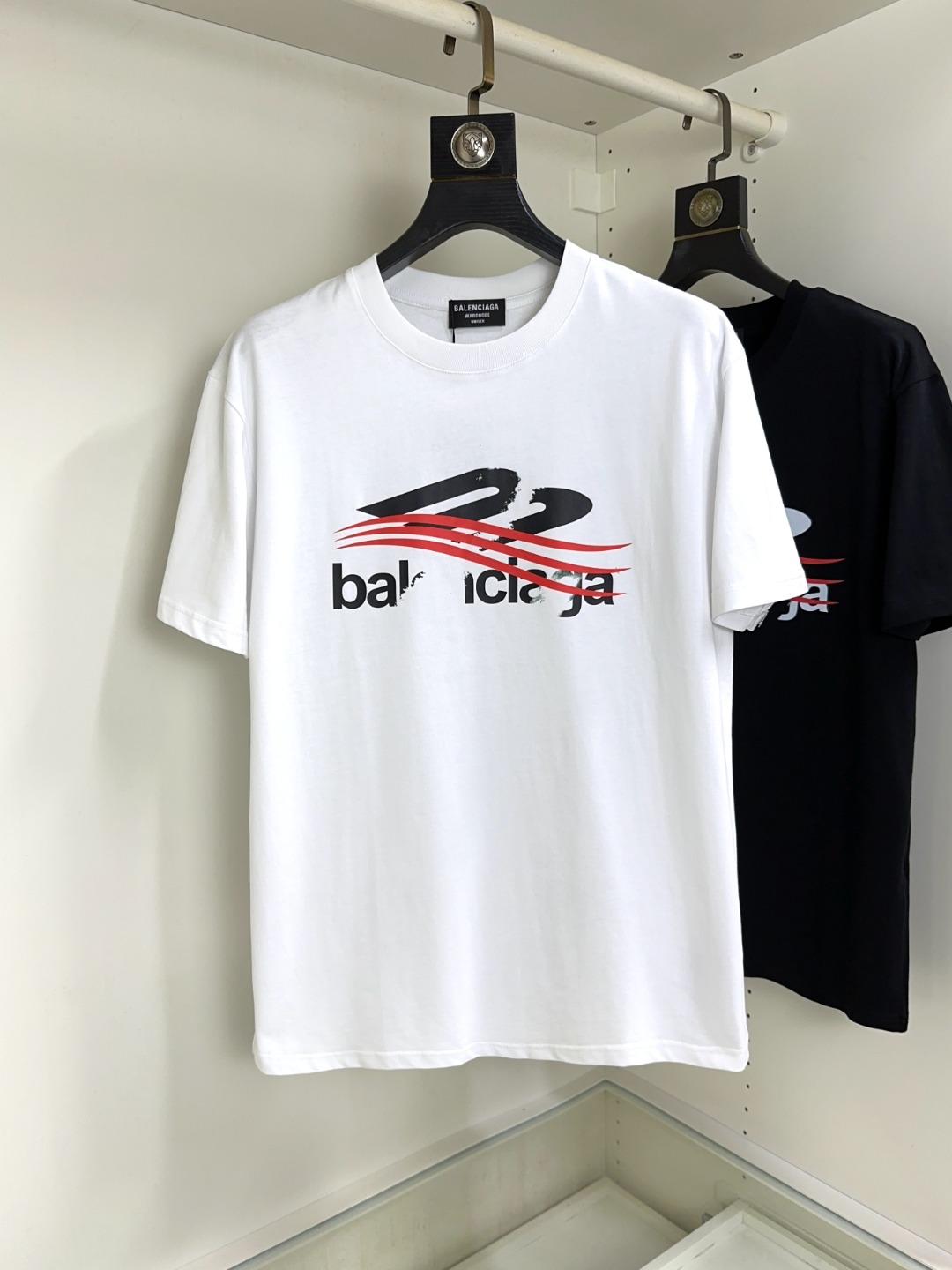 NO:410995,Balenciaga top round neck casual short sleeve high-end custom versatile styles that anyone can easily control. The fabric is fully customized craftsmanship, the latest logo design of the luxurious classic brand on the chest, which is very high-end and must be entered if you understand the goods!  The style and tailoring are slim styles, which are very exquisite, showing aura and highlighting the exquisiteness of business men. This is the unique feature, the right slim fit, and the upper body effect is very good!  Size S-XL can wear 190 catties, balenciaga, balenciaga, T-shirt, alexander wang19860909Balenciaga 巴黎世家 顶级圆领休闲短袖高级定制百搭款式 任何人都可以轻松驾驭 面料全订制工艺 胸前奢华经典品牌最新logo设计,非常显档次懂货的必须入！版型剪裁属于修身款 非常精致,显气场,又会凸显商务男士的精致,这就是独到之处,恰到好处的修身,上身效果非常赞！尺码S-XL 可穿190斤,,balenciaga,balenciaga,T-shirt,alexander wang,Men's clothing