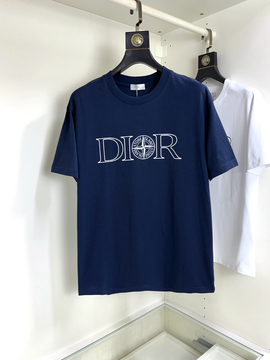 NO:411009,DIOR Top round neck, casual short-sleeved high-end custom versatile styles, anyone can easily control the fabric, fully customized craftsmanship, the latest logo design of the luxurious classic brand on the chest, which is very high-end and those who understand goods must enter!  The style and tailoring are slim styles, which are very exquisite, showing aura and highlighting the exquisiteness of business men. This is the unique feature, just right slim fit, and the upper body effect is very good!  Size S-XL can wear 190 catties,dior,dior,T-shirt,alexander wang19860909DIOR 迪奥 顶级圆领休闲短袖高级定制百搭款式 任何人都可以轻松驾驭 面料全订制工艺 胸前奢华经典品牌最新logo设计,非常显档次懂货的必须入！版型剪裁属于修身款 非常精致,显气场,又会凸显商务男士的精致,这就是独到之处,恰到好处的修身,上身效果非常赞！尺码S-XL 可穿190斤,,dior,dior,T-shirt,alexander wang,Men's clothing