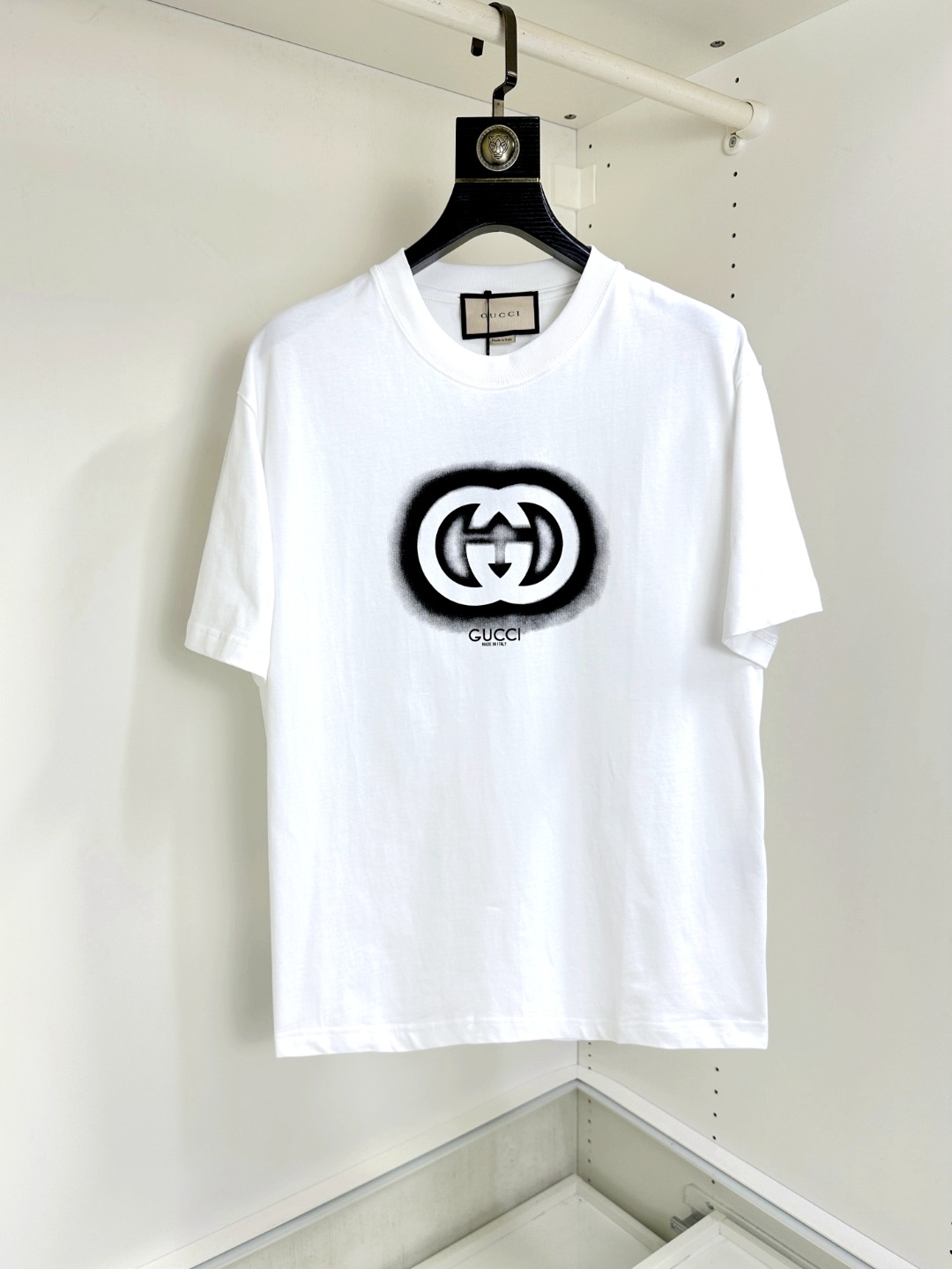 NO:410983,High-version GUCCI Guqi, Fat Brother Gospel Maximum XL can wear 200 kilograms, top-level round neck casual short sleeves, top-level version, high-end custom versatile style, anyone can easily control the fabric, full customization and craftsmanship, the latest logo design of the luxurious classic brand on the chest, very high-end and those who understand goods must enter!  The style and tailoring are slim styles, which are very exquisite, showing aura and highlighting the exquisiteness of business men. This is the unique feature, the right slim fit, and the upper body effect is very good!  Size XS-XL, gucci, T-shirt, alexander wang19860909高版本 GUCCI古奇 胖哥福音最大XL可穿200斤 顶级圆领休闲短袖 顶级版本 高级定制百搭款式 任何人都可以轻松驾驭 面料全订制工艺 胸前奢华经典品牌最新logo设计,非常显档次懂货的必须入！版型剪裁属于修身款 非常精致,显气场,又会凸显商务男士的精致,这就是独到之处,恰到好处的修身,上身效果非常赞！尺码XS-XL,,gucci,T-shirt,alexander wang,Men's clothing