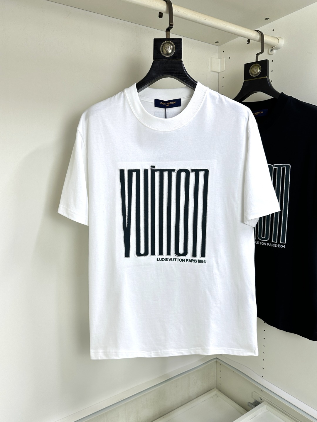 NO:410969,High-version LV Louis Vuitton Fat Brother Gospel Max XL can wear 200 catties Top round neck casual short sleeves Top version High-end custom versatile styles Anyone can easily control the fabric is fully customized craftsmanship The latest logo design of the luxurious classic brand on the chest is very high-end, and those who understand goods must enter!  The style and tailoring are slim styles, which are very exquisite, showing aura and highlighting the exquisiteness of business men. This is the unique feature, the right slim fit, and the upper body effect is very good!  Size XS-XL, louis vuitton,louis vuitton,t-shirt,alexander wang19860909高版本 LV路易威登胖哥福音最大XL可穿200斤 顶级圆领休闲短袖 顶级版本 高级定制百搭款式 任何人都可以轻松驾驭 面料全订制工艺 胸前奢华经典品牌最新logo设计,非常显档次懂货的必须入！版型剪裁属于修身款 非常精致,显气场,又会凸显商务男士的精致,这就是独到之处,恰到好处的修身,上身效果非常赞！尺码XS-XL,,louis vuitton,louis vuitton,T-shirt,alexander wang,Men's clothing