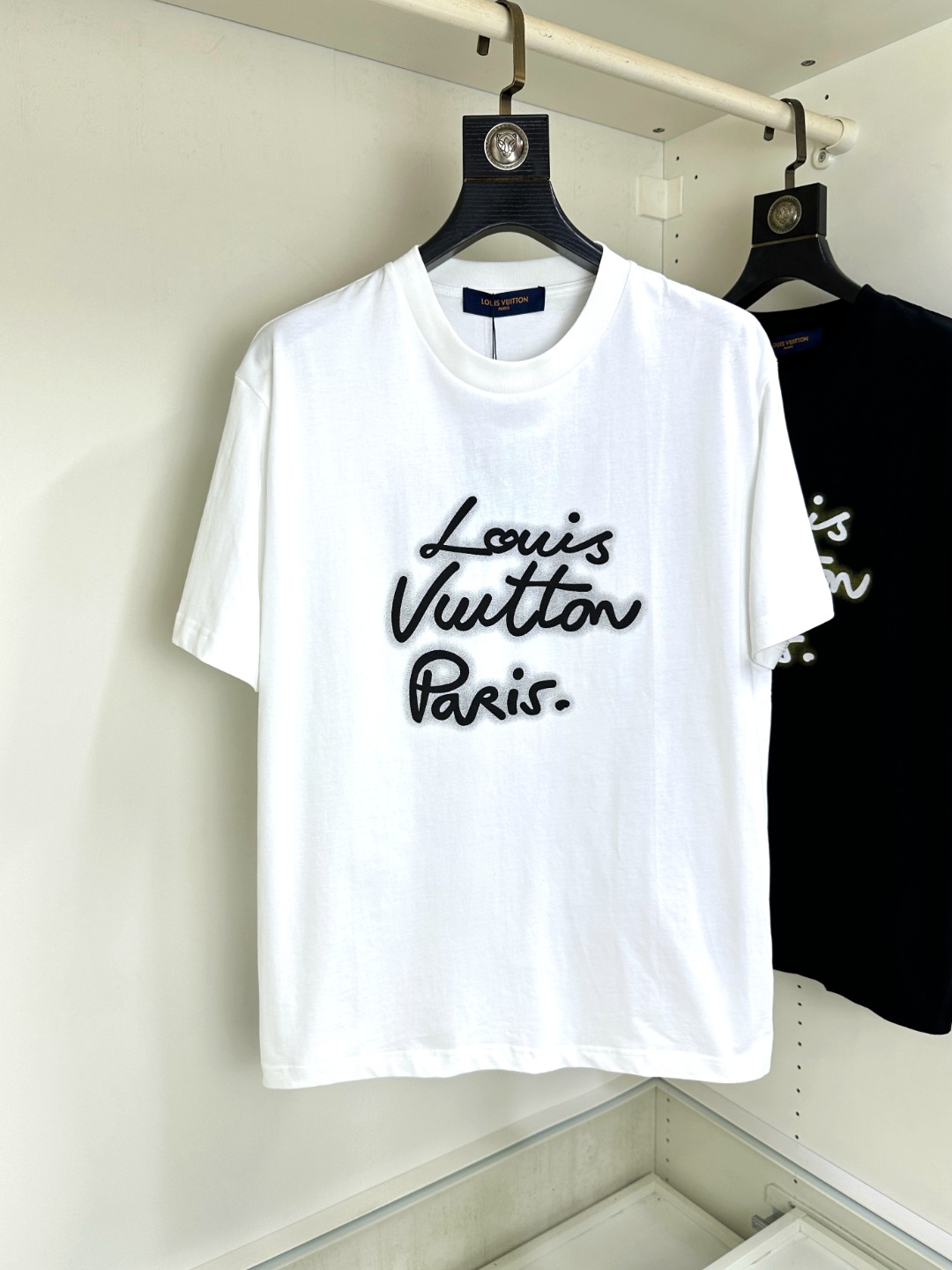 NO:410988,High-version LV Louis Vuitton, Fat Brother Gospel Max XL can wear 200 catties, top-level round neck casual short sleeves, top-level version, high-end custom versatile style, anyone can easily control the fabric, full customization and craftsmanship, the latest logo design of the luxurious classic brand on the chest, very high-end and those who understand goods must enter!  The style and tailoring are slim styles, which are very exquisite, showing aura and highlighting the exquisiteness of business men. This is the unique feature, just right slim fit, and the upper body effect is very good!  Size XS-XL, louis vuitton,louis vuitton,t-shirt,alexander wang19860909高版本 LV路易威登 胖哥福音最大XL可穿200斤 顶级圆领休闲短袖 顶级版本 高级定制百搭款式 任何人都可以轻松驾驭 面料全订制工艺 胸前奢华经典品牌最新logo设计,非常显档次懂货的必须入！版型剪裁属于修身款 非常精致,显气场,又会凸显商务男士的精致,这就是独到之处,恰到好处的修身,上身效果非常赞！尺码XS-XL,,louis vuitton,louis vuitton,T-shirt,alexander wang,Men's clothing