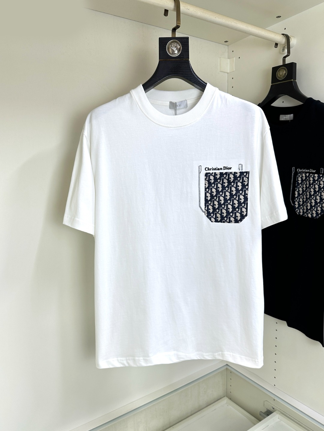 NO:410955,High-version Dior Pang Ge Gospel Maximum XL can wear 200 catties Top-level round neck casual short sleeves Top-level version High-end custom versatile styles Anyone can easily control the fabric is fully customized craftsmanship, the latest logo design of the luxurious classic brand on the chest, which is very high-end and must be entered if you understand the goods!  The style and tailoring are slim styles, which are very exquisite, showing aura and highlighting the exquisiteness of business men. This is the unique feature, the right slim fit, and the upper body effect is very good!  Size XS-XL, dior, dior, T-shirt, alexander wang19860909高版本 Dior迪奥胖哥福音最大XL可穿200斤 顶级圆领休闲短袖 顶级版本 高级定制百搭款式 任何人都可以轻松驾驭 面料全订制工艺 胸前奢华经典品牌最新logo设计,非常显档次懂货的必须入！版型剪裁属于修身款 非常精致,显气场,又会凸显商务男士的精致,这就是独到之处,恰到好处的修身,上身效果非常赞！尺码XS-XL,,dior,dior,T-shirt,alexander wang,Men's clothing