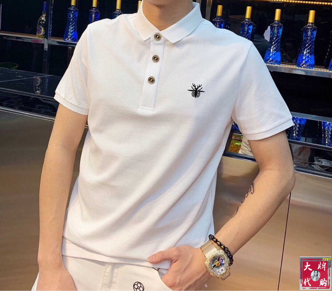 NO:410824,DIOR [Embroidery Craftsmanship] High-end goods business, white-collar workers, must-have items for individuals in the unit!  Casual business lapel short sleeves, technological comfortable fabric, great body feel, smooth texture and great texture!  Good elasticity, no sense of restraint, the fabric has its own breathable mesh, moisture absorption and sweating, quick drying and keeping it dry, small lapel placket-breasted design, showing a straight posture, not soft pedal, simple style, can be used for business and leisure, highly recommended!  The touch is as smooth as jade silk, clean and neat, and elegant and gentlemanly. The high-end materials are the key to the fabric and quality control. The feel is extremely delicate and smooth, the fabric has a good gloss and upper body skeleton feel, so you can greet mature and quality men's clothing!  Sweat in summer and dry in seconds, a brand new experience Business commuting and leisure Code number M-4XL,,dior,dior,T-shirt,alexander wang19860909DIOR 迪奥【刺绣工艺】高端货商务 白领 单位人士必入单品！ 休闲商务翻领短袖,科技舒适面料,体感非常棒,手感顺滑质感很棒！弹性好,无任何束缚感,面料自带透气网孔,吸湿排汗,速干保持干爽,小翻领门襟排扣设计,展露挺拔姿态,不软踏,简约款式,商务休闲都可驾驭,强烈推荐！触感堪比玉蚕丝一样丝滑,干净利落,儒雅绅士风度.高级材质,重点就是面料上,品控的必上,手感极其细腻光滑,面料光泽感和上身骨架感好,打招成熟品质男装！夏天出汗秒干,全新体验 商务通勤休闲 码数M-4XL,,dior,dior,T-shirt,alexander wang,Men's clothing