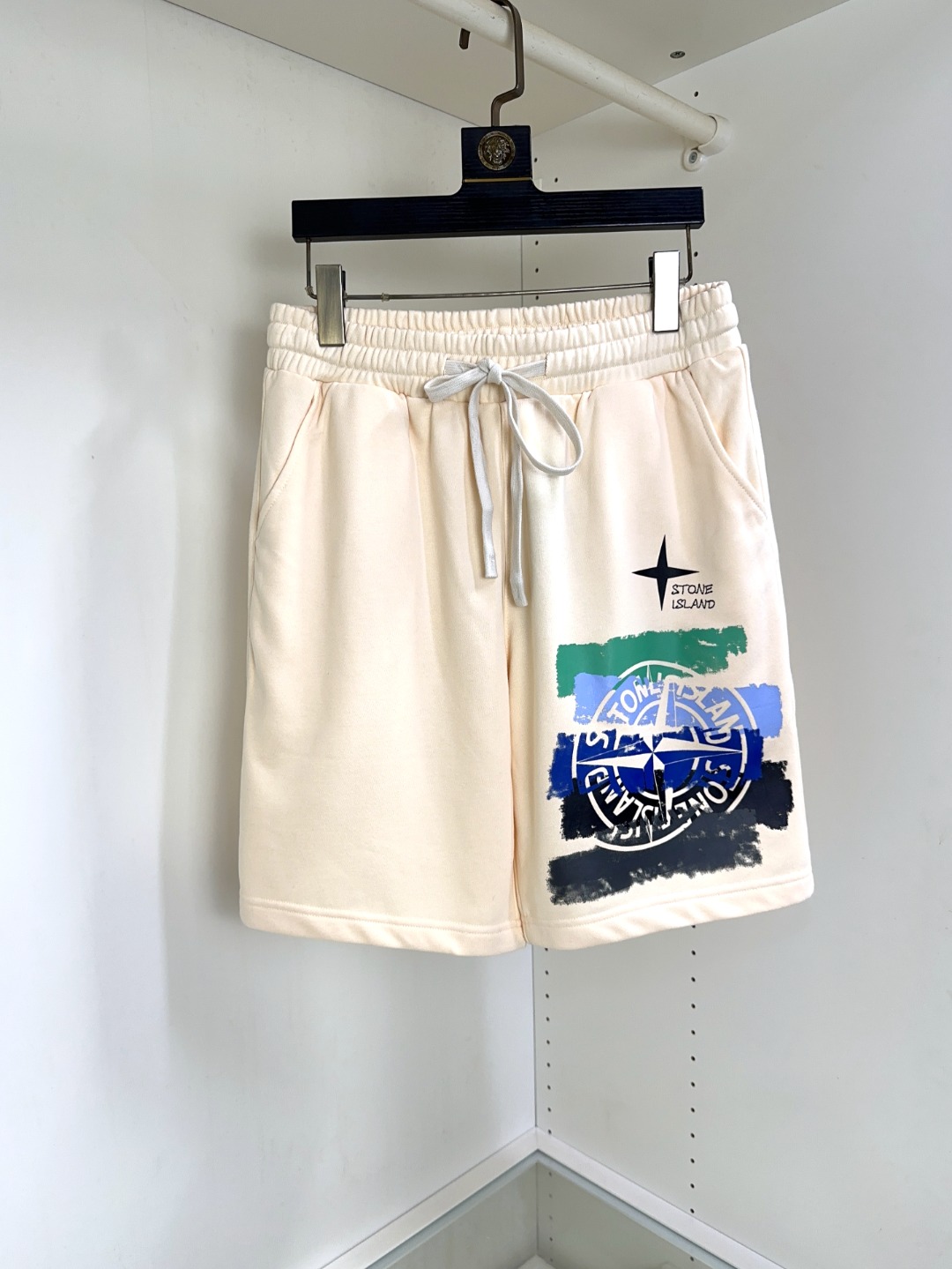 NO:410878,Stone Island, new fashionable and versatile casual shorts in summer, high-end custom breathable fabric, breathable elasticity and comfort, impeccable details, top-level auxiliary materials, original logo design concept, delicate and soft feel!  The upper body style is excellent!  Size S-XXL, shorts, alexander wang19860909石头岛 夏季新款时尚百搭休闲短裤 高级定制透气面料 透气弹力舒适度极高,细节无可挑剔,顶级辅料配备,原版logo设计理念,手感细腻柔软！上身版型超赞！尺码S-XXL,,shorts,alexander wang,Men's clothing