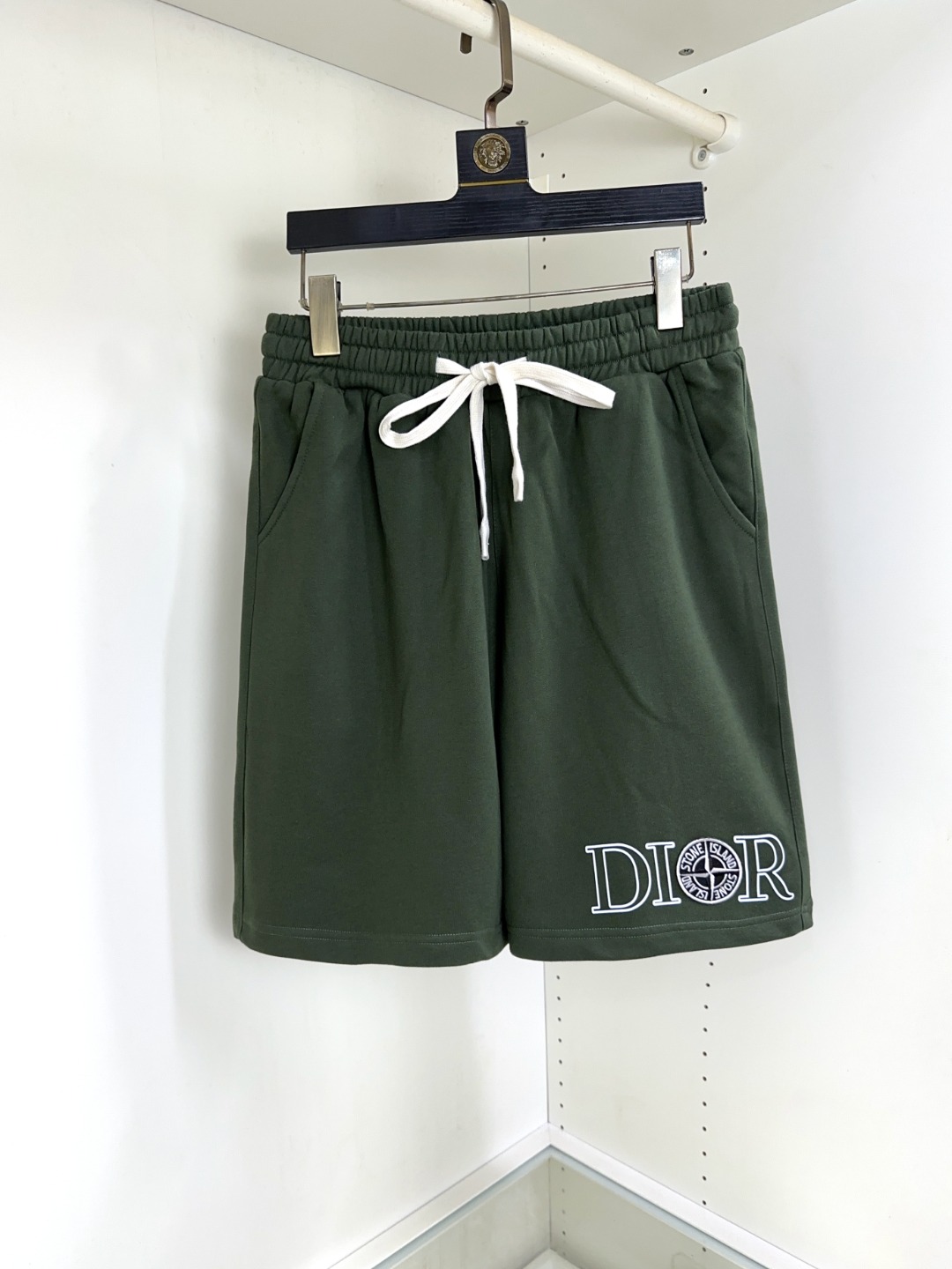 NO:410831,DIOR New summer fashion and versatile casual shorts, high-quality custom breathable fabric, breathable elasticity and comfort, impeccable details, top-level auxiliary materials, original logo design concept, delicate and soft feel!  The upper body style is excellent!  Size S-XXL, dior, dior, shorts, alexander wang19860909DIOR 迪奥 夏季新款时尚百搭休闲短裤 高级定制透气面料 透气弹力舒适度极高,细节无可挑剔,顶级辅料配备,原版logo设计理念,手感细腻柔软！上身版型超赞！尺码S-XXL,,dior,dior,shorts,alexander wang,Men's clothing