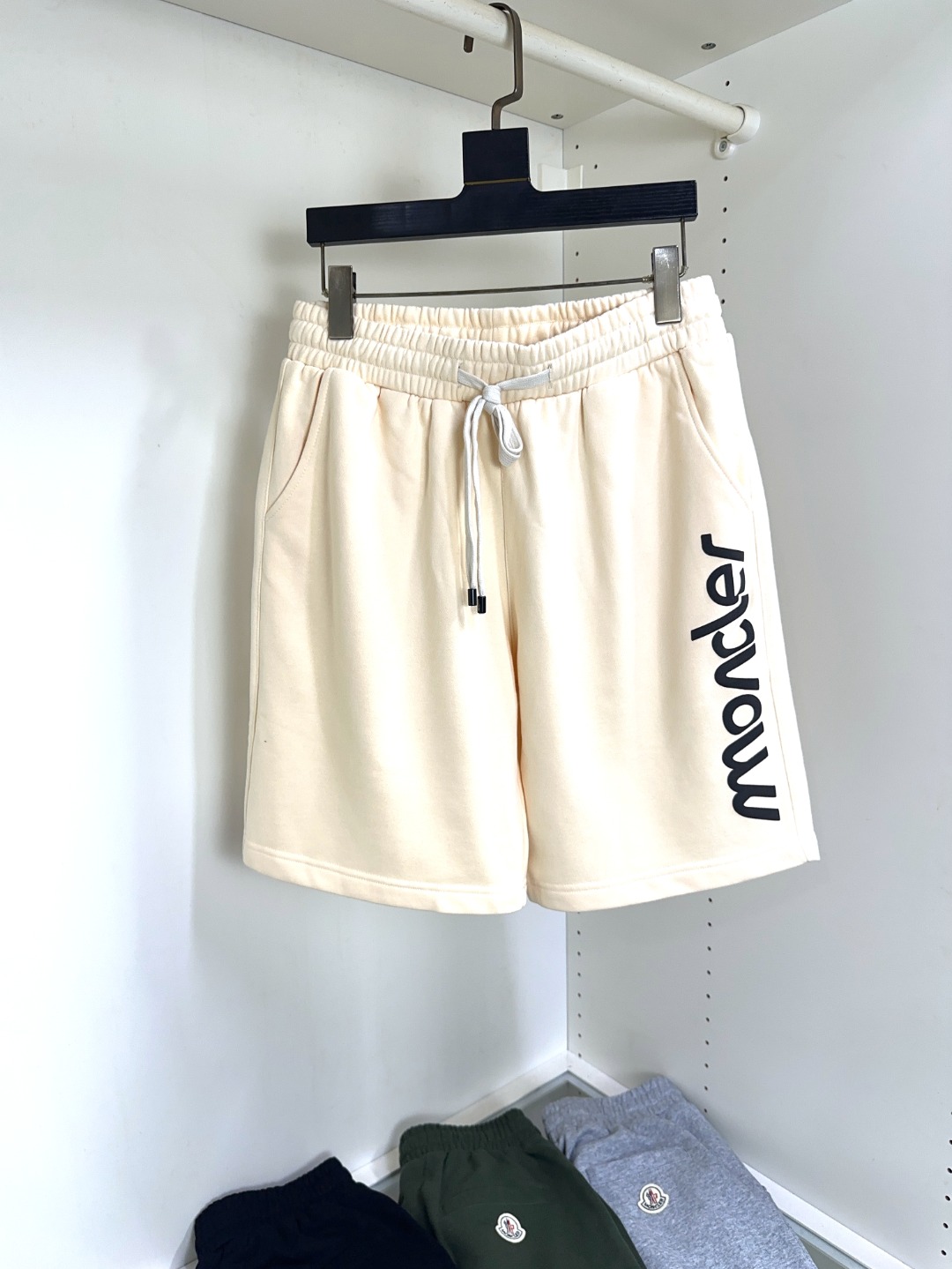 NO:410839,Moncler mask, new fashionable and versatile casual shorts in summer, high-quality custom breathable fabric, extremely breathable, elastic and comfortable, impeccable details, top-level auxiliary materials, original logo design concept, delicate and soft feel!  The upper body style is excellent!  Size S-XXL, Moncler, shorts, alexander wang19860909Moncler 蒙口 夏季新款时尚百搭休闲短裤 高级定制透气面料 透气弹力舒适度极高,细节无可挑剔,顶级辅料配备,原版logo设计理念,手感细腻柔软！上身版型超赞！尺码S-XXL,,Moncler,shorts,alexander wang,Men's clothing