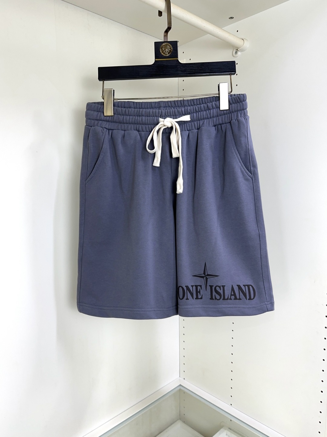 NO:410845,Stone Island, new fashionable and versatile casual shorts in summer, high-end custom breathable fabric, breathable elasticity and comfort, impeccable details, top-level auxiliary materials, original logo design concept, delicate and soft feel!  The upper body style is excellent!  Size S-XXL, shorts, alexander wang19860909石头岛 夏季新款时尚百搭休闲短裤 高级定制透气面料 透气弹力舒适度极高,细节无可挑剔,顶级辅料配备,原版logo设计理念,手感细腻柔软！上身版型超赞！尺码S-XXL,,shorts,alexander wang,Men's clothing