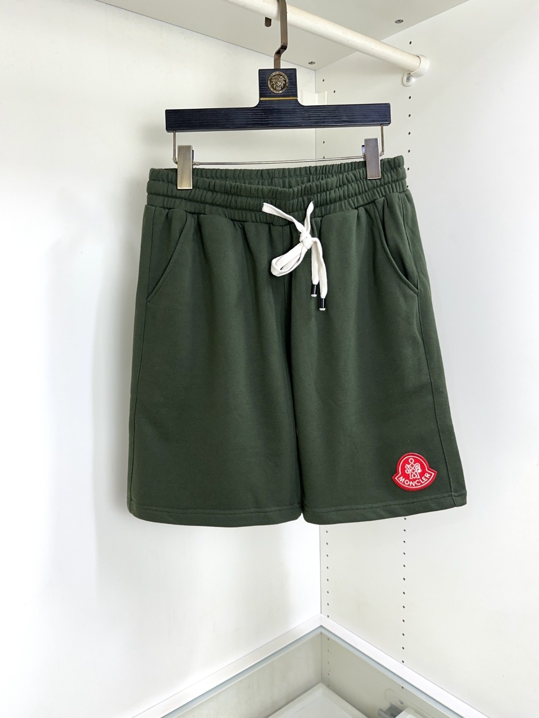 NO:410854,Moncler mask, new fashionable and versatile casual shorts in summer, high-quality custom breathable fabric, extremely breathable, elastic and comfortable, impeccable details, top-level auxiliary materials, original logo design concept, delicate and soft feel!  The upper body style is excellent!  Size S-XXL, Moncler, shorts, alexander wang19860909Moncler 蒙口 夏季新款时尚百搭休闲短裤 高级定制透气面料 透气弹力舒适度极高,细节无可挑剔,顶级辅料配备,原版logo设计理念,手感细腻柔软！上身版型超赞！尺码S-XXL,,Moncler,shorts,alexander wang,Men's clothing
