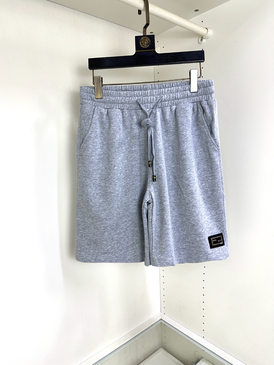 NO:410862,Fendi New summer fashion and versatile casual shorts, high-quality custom breathable fabric, breathable elasticity and comfort, impeccable details, top-level auxiliary materials, original logo design concept, delicate and soft feel!  The upper body style is excellent!  Size S-XXL, fendi, fendi, shorts, alexander wang19860909Fendi 芬迪 夏季新款时尚百搭休闲短裤 高级定制透气面料 透气弹力舒适度极高,细节无可挑剔,顶级辅料配备,原版logo设计理念,手感细腻柔软！上身版型超赞！尺码S-XXL,,fendi,fendi,shorts,alexander wang,Men's clothing