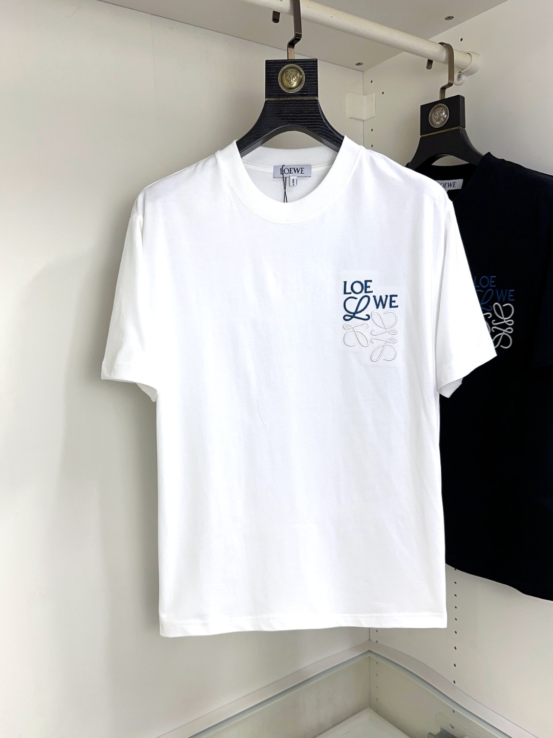 NO:410962,High-version Loewe Loewe, Fat Brother Gospel Maximum XL can wear 200 pounds, top-level round neck casual short sleeves, top-level version, high-end custom versatile style, anyone can easily control the fabric, full customization and craftsmanship, the latest logo design of the luxurious classic brand on the chest, very high-end and those who understand goods must enter!  The style and tailoring are slim styles, which are very exquisite, showing aura and highlighting the exquisiteness of business men. This is the unique feature, the right slim fit, and the upper body effect is very good!  Size XS-XL, loewe, loewe, T-shirt, alexander wang19860909高版本 Loewe罗意威 胖哥福音最大XL可穿200斤 顶级圆领休闲短袖 顶级版本 高级定制百搭款式 任何人都可以轻松驾驭 面料全订制工艺 胸前奢华经典品牌最新logo设计,非常显档次懂货的必须入！版型剪裁属于修身款 非常精致,显气场,又会凸显商务男士的精致,这就是独到之处,恰到好处的修身,上身效果非常赞！尺码XS-XL,,loewe,loewe,T-shirt,alexander wang,Men's clothing