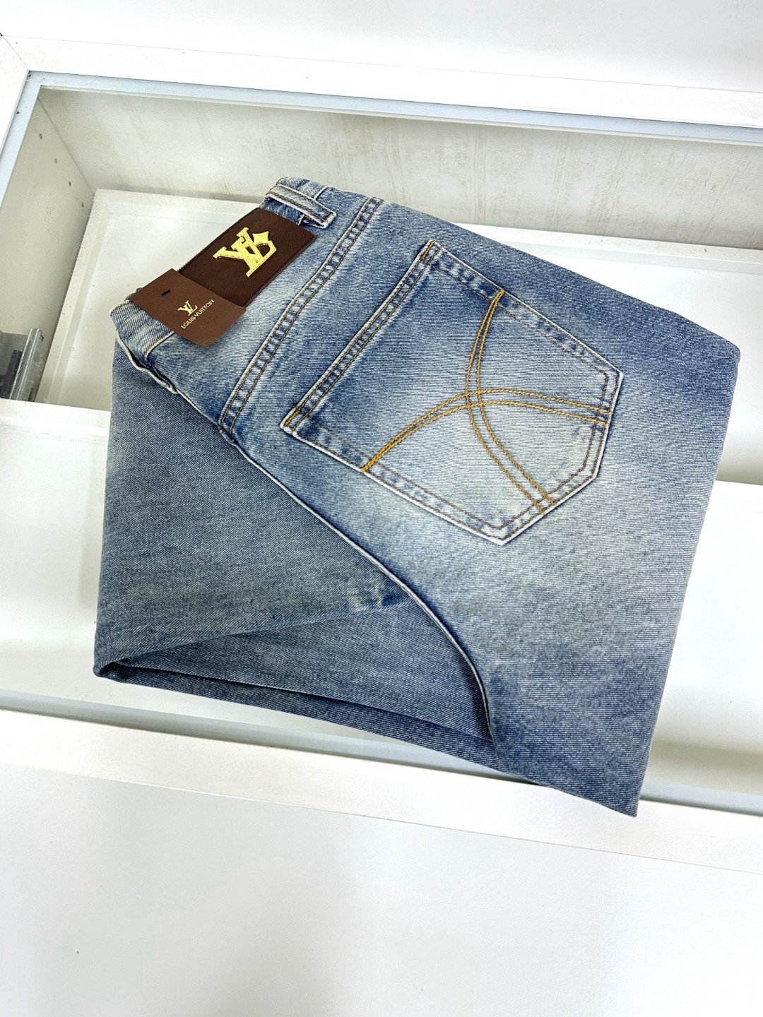 NO:414255,LV Louis Vuitton exclusively for the new casual wide-leg jeans high-end version!  Customized fabrics for counters are breathable and comfortable, with impeccable details, and the brand element design concept reflects high quality. The feel is delicate and soft!  It is casually cut, with a great upper body style!  S-3XL, louis vuitton,louis vuitton,jeans,alexander wang19860909LV 路易威登 独家专供新款休闲阔腿牛仔裤高端版本！专柜定制面料 透气舒适度高,细节无可挑剔,品牌元素设计理念,体现高品质.手感细腻柔软！呈现休闲裁剪,上身版型超赞！码数S-3XL,,louis vuitton,louis vuitton,jeans,alexander wang,Men's clothing