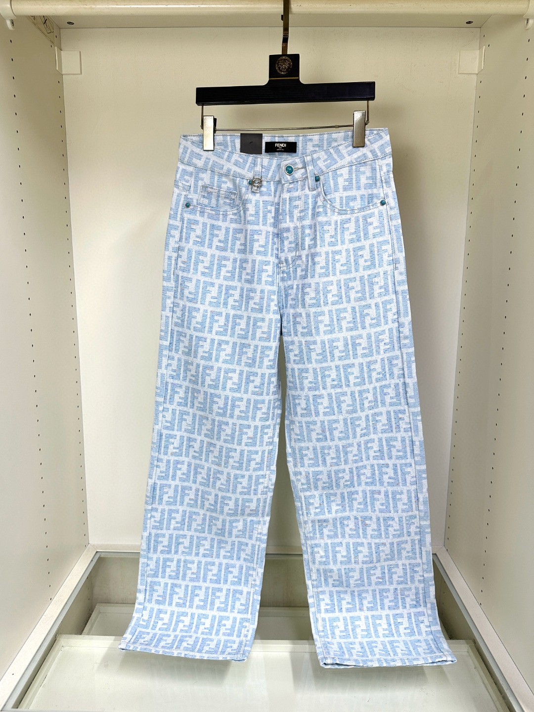 NO:414228,Fendi exclusively offers the new high-end version of casual wide-leg jeans!  Customized fabrics for counters are breathable and comfortable, with impeccable details, and the brand element design concept reflects high quality. The feel is delicate and soft!  It is casually cut, with a great upper body style!  S-3XL, fendi, fendi, jeans, alexander wang19860909Fendi 芬迪 独家专供新款休闲阔腿牛仔裤高端版本！专柜定制面料 透气舒适度高,细节无可挑剔,品牌元素设计理念,体现高品质.手感细腻柔软！呈现休闲裁剪,上身版型超赞！码数S-3XL,,fendi,fendi,jeans,alexander wang,Men's clothing