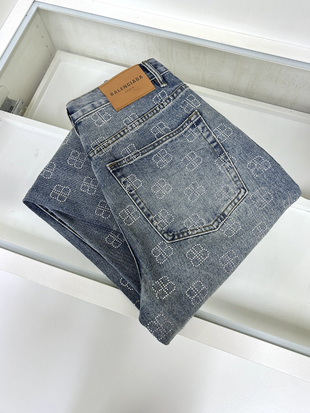 NO:414206,Balenciaga exclusively offers new casual wide-leg jeans high-end versions!  Customized fabrics for counters are breathable and comfortable, with impeccable details, and the brand element design concept reflects high quality. The feel is delicate and soft!  It is casually cut, with a great upper body style!  S-3XL, balenciaga, balenciaga, jeans, alexander wang19860909Balenciaga 巴黎世家 独家专供新款休闲阔腿牛仔裤高端版本！专柜定制面料 透气舒适度高,细节无可挑剔,品牌元素设计理念,体现高品质.手感细腻柔软！呈现休闲裁剪,上身版型超赞！码数S-3XL,,balenciaga,balenciaga,jeans,alexander wang,Men's clothing