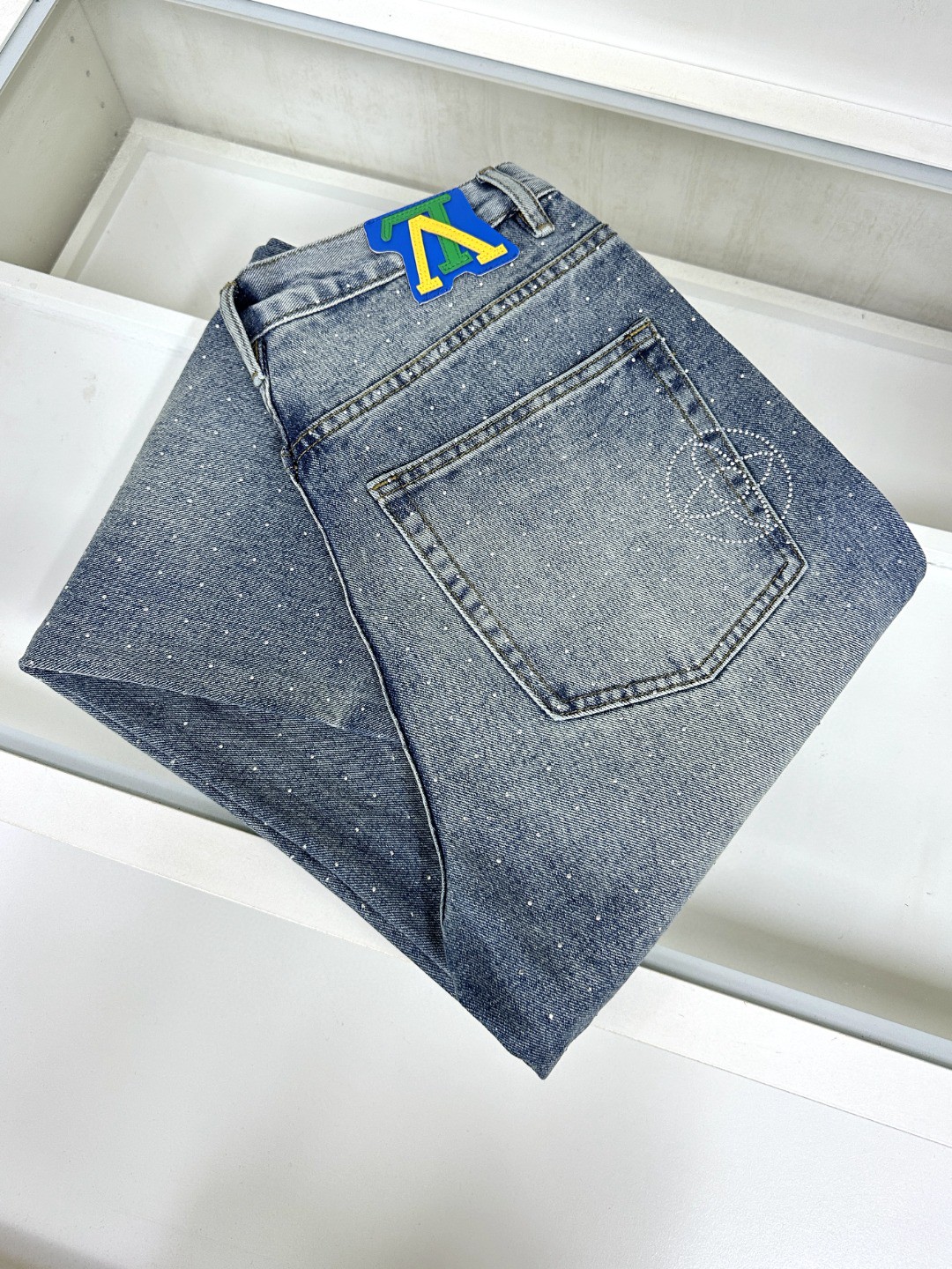 NO:414217,LV Louis Vuitton exclusively for the new casual wide-leg jeans high-end version!  Customized fabrics for counters are breathable and comfortable, with impeccable details, and the brand element design concept reflects high quality. The feel is delicate and soft!  It is casually cut, with a great upper body style!  S-3XL, louis vuitton,louis vuitton,jeans,alexander wang19860909LV 路易威登 独家专供新款休闲阔腿牛仔裤高端版本！专柜定制面料 透气舒适度高,细节无可挑剔,品牌元素设计理念,体现高品质.手感细腻柔软！呈现休闲裁剪,上身版型超赞！码数S-3XL,,louis vuitton,louis vuitton,jeans,alexander wang,Men's clothing