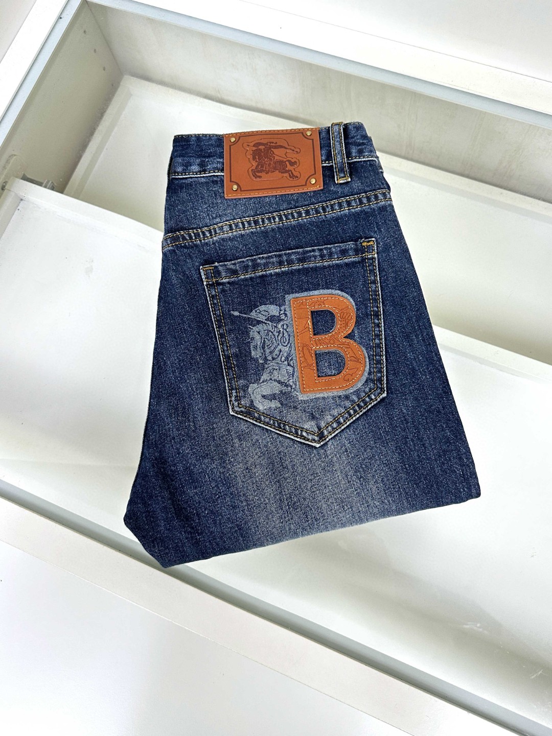 NO:414263,Burberry Burberry is coming, new models and new products are available for sale in the counter. The original jeans in physical stores are already 1:1 good products for the original jeans in the counter, suitable for all ages. The highest version of the imported European fabric in the market is comfortable, soft and skin-friendly, with super cool and fashionable and versatile upper body effect, straight and stylish, a must-have for the wardrobe!  Suitable for any occasion Size 28-36, Burberry, Burberry, Jeans, Alexander wang19860909Burberry 巴宝莉 爆款来袭 新款新品 专柜有售 实体店已极品牛仔裤专柜原版1:1好货,适合各个年龄段.市场最高版本的欧洲进口面料.舒适柔软亲肤,上身效果超级棒时尚百搭,笔挺有型,衣橱必备！适合任何场合穿着 尺码28-36,,burberry,burberry,jeans,alexander wang,Men's clothing