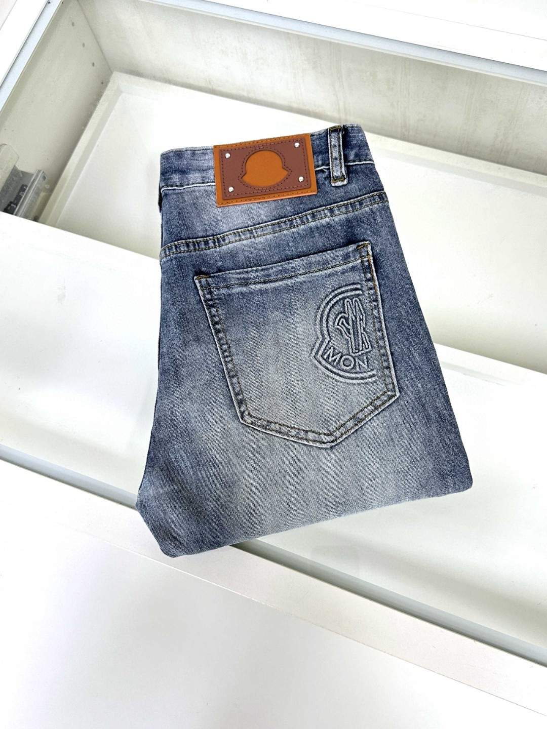 NO:414248,Moncler hooded products are coming, new styles and new products are available for sale in the counter. The original jeans in physical stores are already 1:1 good products for the original products of all ages. The highest version of the imported European fabric in the market is comfortable, soft and skin-friendly, with super cool and fashionable and versatile effect, straight and stylish, a must-have for the wardrobe!  Suitable for any occasion Size 28-36, Moncler, jeans, alexander wang19860909Moncler 蒙口 爆款来袭 新款新品 专柜有售 实体店已极品牛仔裤专柜原版1:1好货,适合各个年龄段.市场最高版本的欧洲进口面料.舒适柔软亲肤,上身效果超级棒时尚百搭,笔挺有型,衣橱必备！适合任何场合穿着 尺码28-36,,Moncler,jeans,alexander wang,Men's clothing