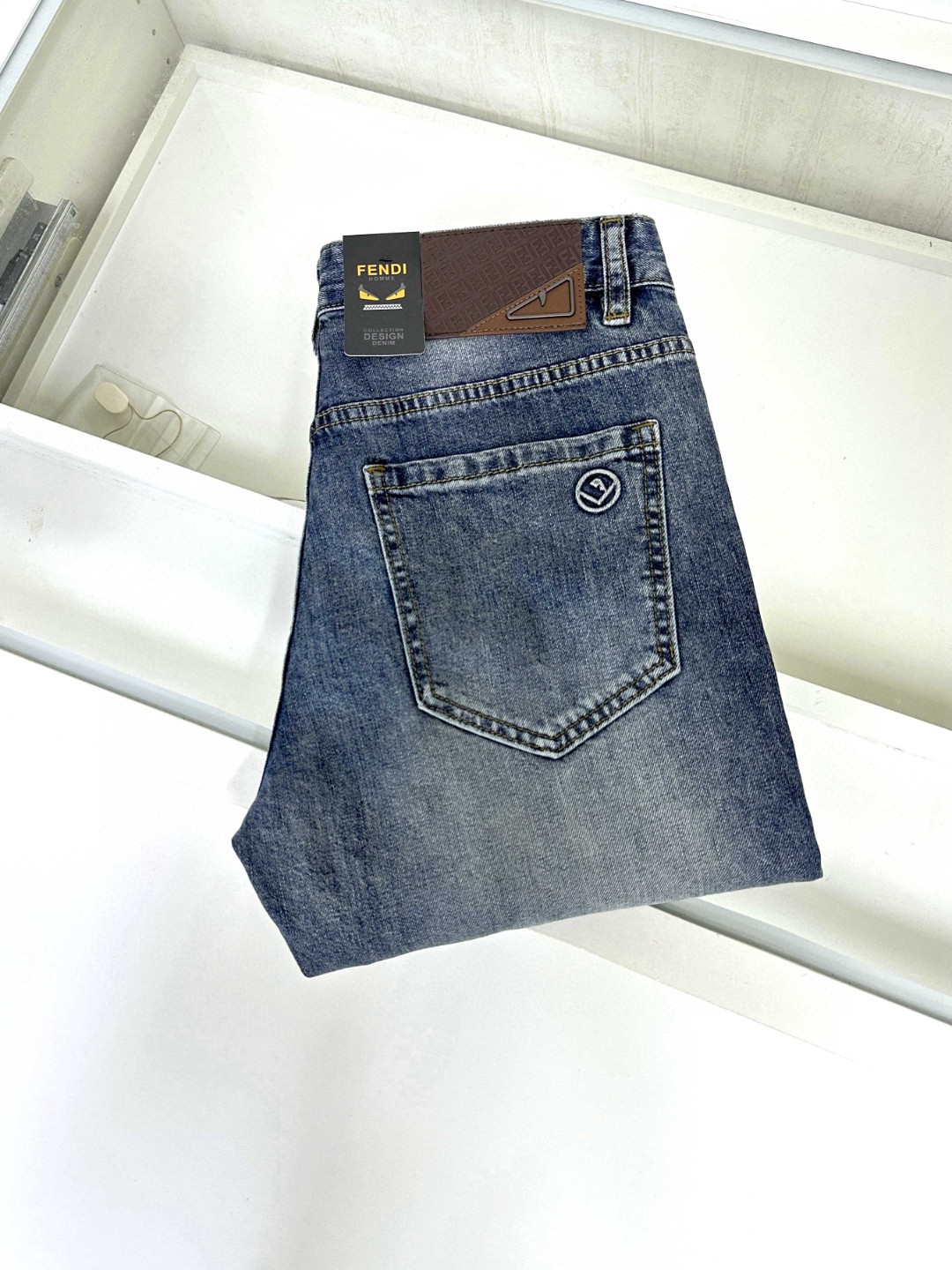 NO:414213,Fendi is coming, new styles and new products are available for sale in the counter. The original jeans in physical stores are already 1:1 good products for the original jeans in all ages. The highest version of the imported European fabric in the market is comfortable, soft and skin-friendly, with super cool and fashionable and versatile upper body effect, straight and stylish, a must-have for the wardrobe!  Suitable for any occasion Size 28-36, fendi, fendi, jeans, alexander wang19860909Fendi 芬迪 爆款来袭 新款新品 专柜有售 实体店已极品牛仔裤专柜原版1:1好货,适合各个年龄段.市场最高版本的欧洲进口面料.舒适柔软亲肤,上身效果超级棒时尚百搭,笔挺有型,衣橱必备！适合任何场合穿着 尺码28-36,,fendi,fendi,jeans,alexander wang,Men's clothing