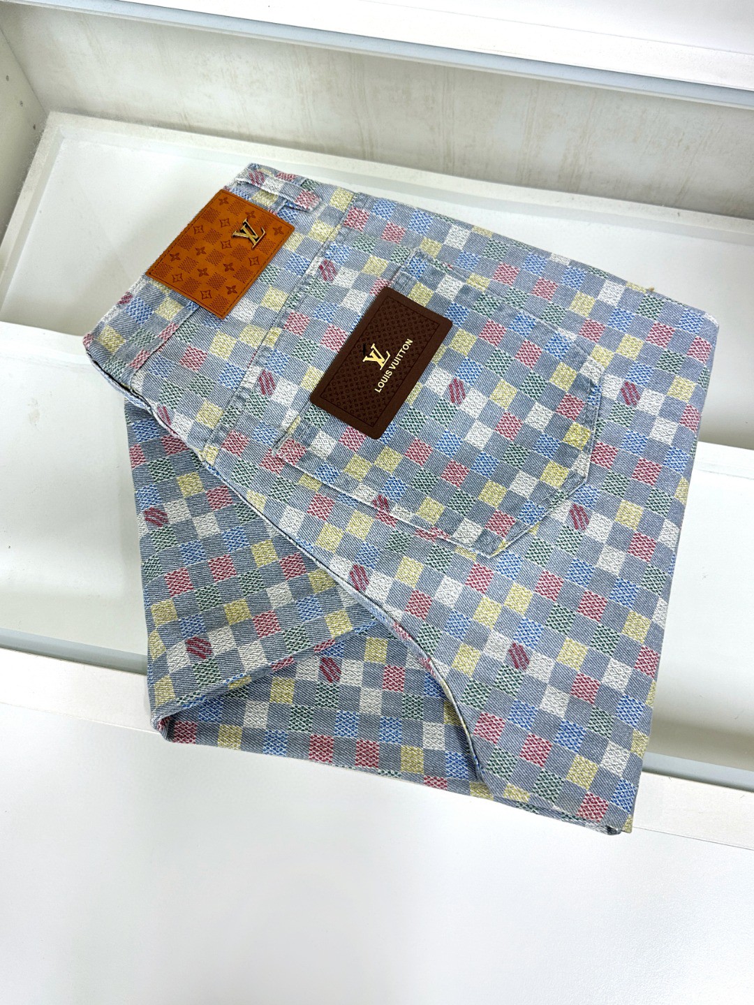 NO:414240,LV Louis Vuitton exclusively for the new casual wide-leg jeans high-end version!  Customized fabrics for counters are breathable and comfortable, with impeccable details, and the brand element design concept reflects high quality. The feel is delicate and soft!  It is casually cut, with a great upper body style!  S-3XL, louis vuitton,louis vuitton,jeans,alexander wang19860909LV 路易威登 独家专供新款休闲阔腿牛仔裤高端版本！专柜定制面料 透气舒适度高,细节无可挑剔,品牌元素设计理念,体现高品质.手感细腻柔软！呈现休闲裁剪,上身版型超赞！码数S-3XL,,louis vuitton,louis vuitton,jeans,alexander wang,Men's clothing