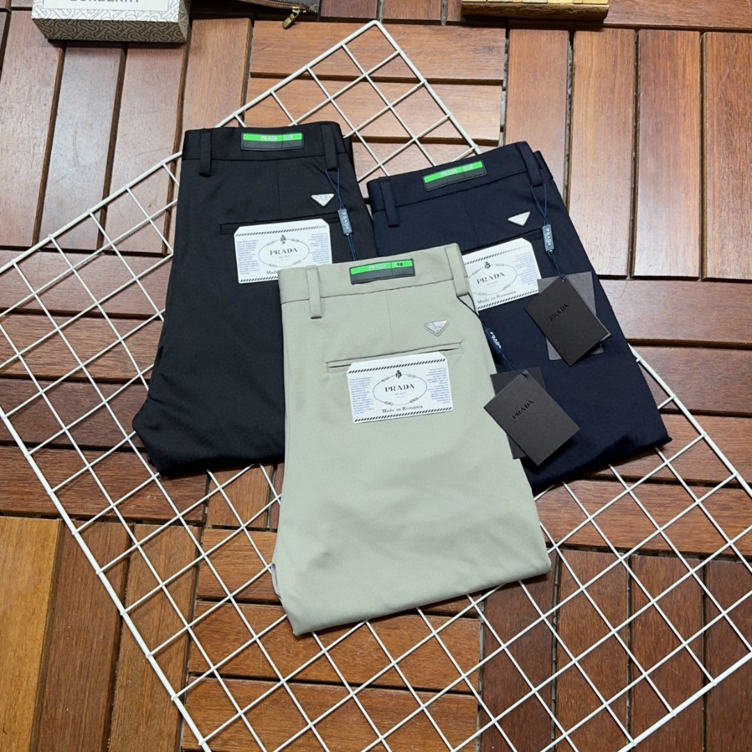 NO:414258,Prada is coming, new styles and new products are available for sale in physical stores. The original 1:1 product for the counter, suitable for all ages. The highest version of the imported European fabric in the market is comfortable, soft and skin-friendly, with super cool and fashionable and versatile effect, straight and stylish, a must-have for the wardrobe!  Suitable for any occasion Size: 29-40, prada, prada, alexander wang19860909Prada 普拉达 爆款来袭 新款新品 专柜有售 实体店已极品休闲裤西裤专柜原版1:1好货,适合各个年龄段.市场最高版本的欧洲进口面料.舒适柔软亲肤,上身效果超级棒时尚百搭,笔挺有型,衣橱必备！适合任何场合穿着 尺码:29-40,,prada,prada,alexander wang,Men's clothing