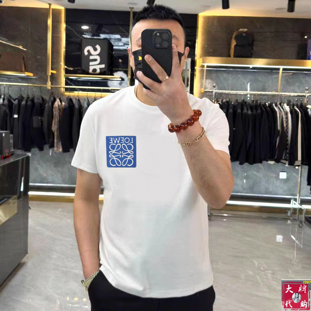 NO:463356,Loewe Loewe Fat Brother Gospel XL wears 200 pounds, top-quality round neck, casual short-sleeved high-end custom versatile style, anyone can easily control it, full-customized fabric craftsmanship, the latest logo design of the luxurious classic brand on the chest, very high-end, those who understand goods must enter!  The style and tailoring are slim styles, which are very exquisite, showing aura and highlighting the exquisiteness of business men. This is the unique feature, the right slim fit, and the upper body effect is very good!  Size XS-XL (counter code is equivalent to M-3XL), loewe,loewe,T-shirt,alexander wang19860909Loewe 罗意威 胖哥福音XL穿200斤 顶级圆领休闲短袖高级定制百搭款式 任何人都可以轻松驾驭 面料全订制工艺 胸前奢华经典品牌最新logo设计,非常显档次懂货的必须入！版型剪裁属于修身款 非常精致,显气场,又会凸显商务男士的精致,这就是独到之处,恰到好处的修身,上身效果非常赞！尺码XS-XL（专柜码等同M-3XL）,,loewe,loewe,T-shirt,alexander wang,Men's clothing